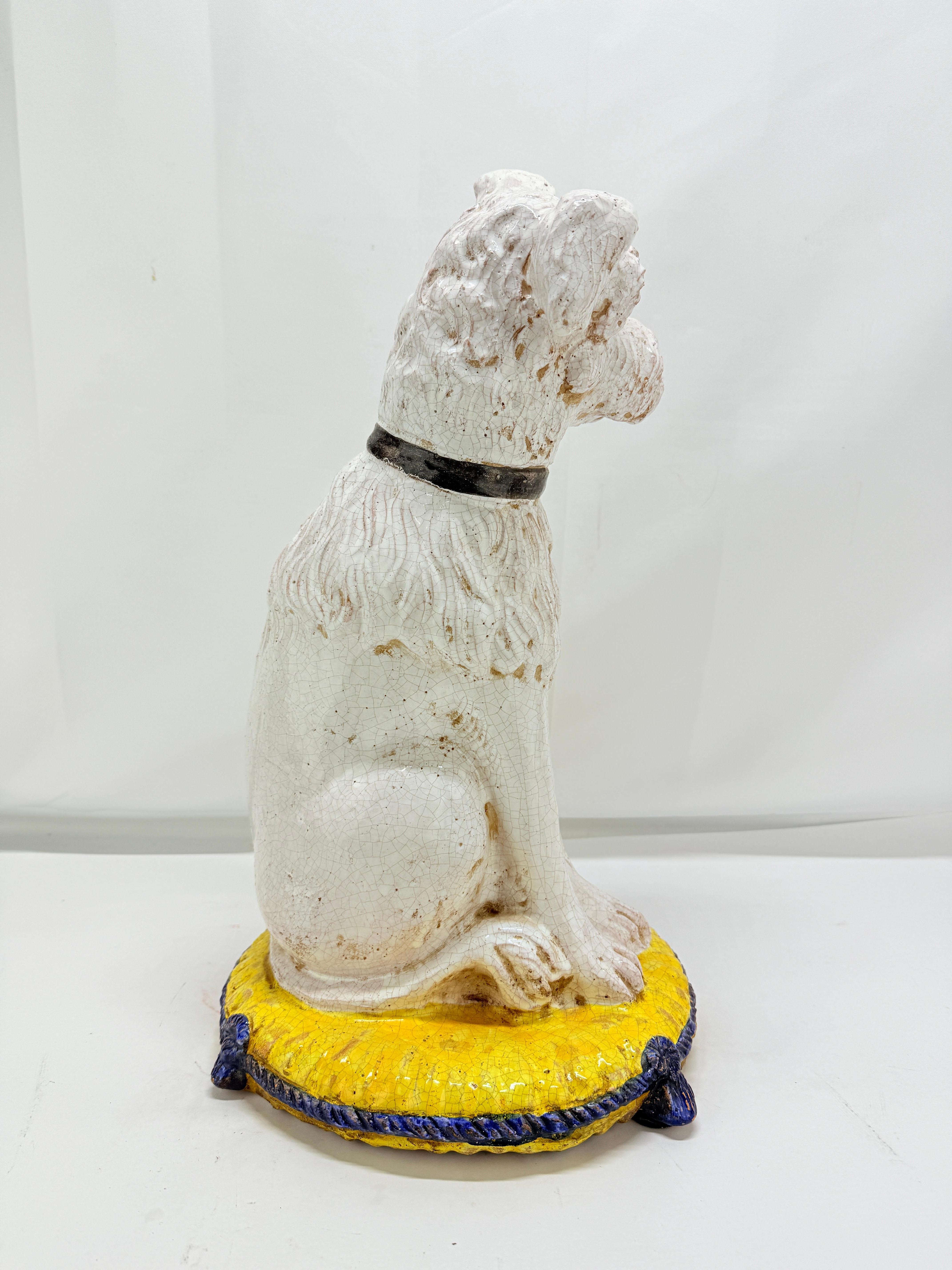 Hollywood Regency Antica scultura italiana in terracotta di un cane griffone di Bruxelles seduto o terrier in vendita