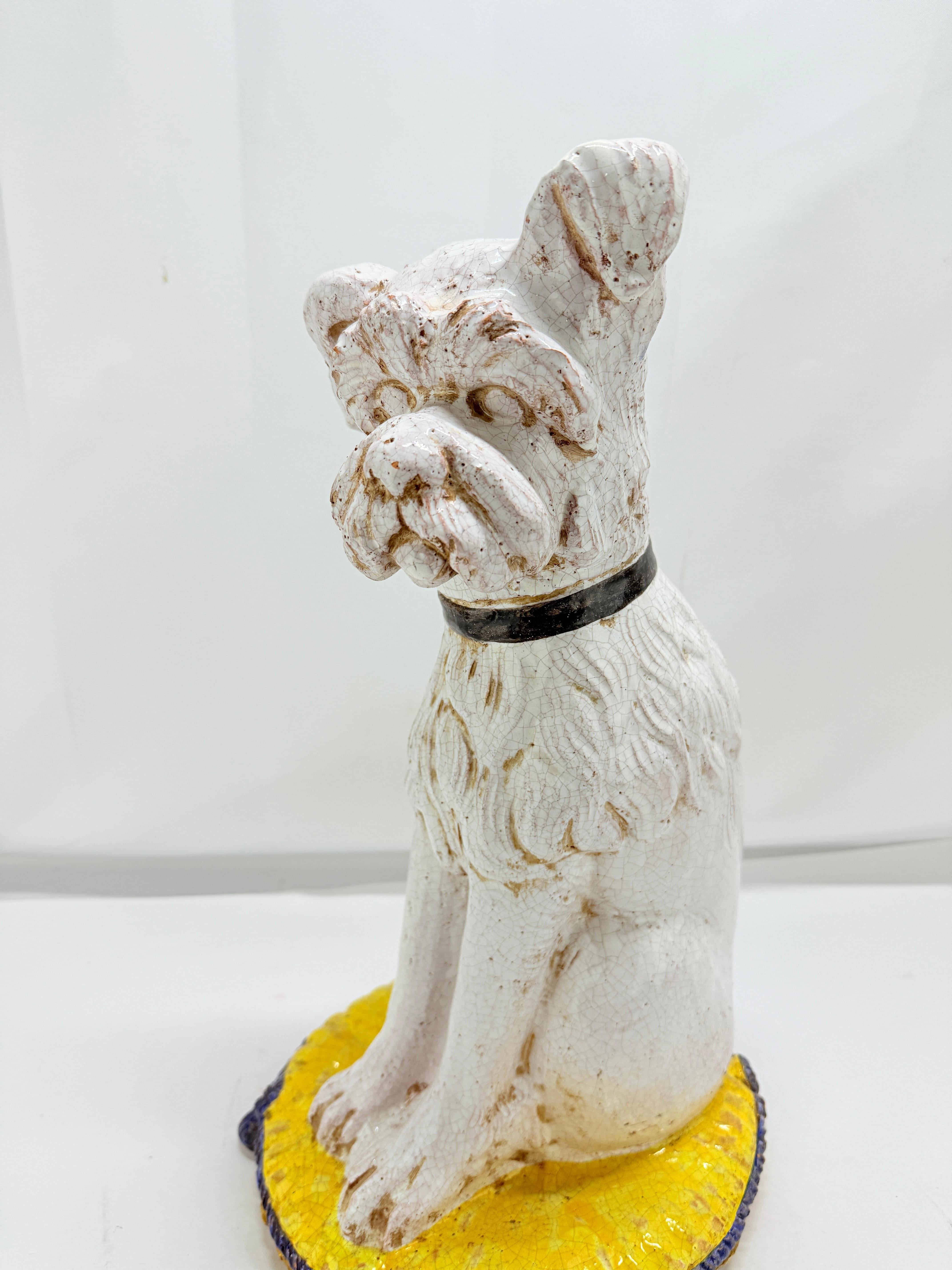 Antica scultura italiana in terracotta di un cane griffone di Bruxelles seduto o terrier In condizioni buone in vendita a Atlanta, GA
