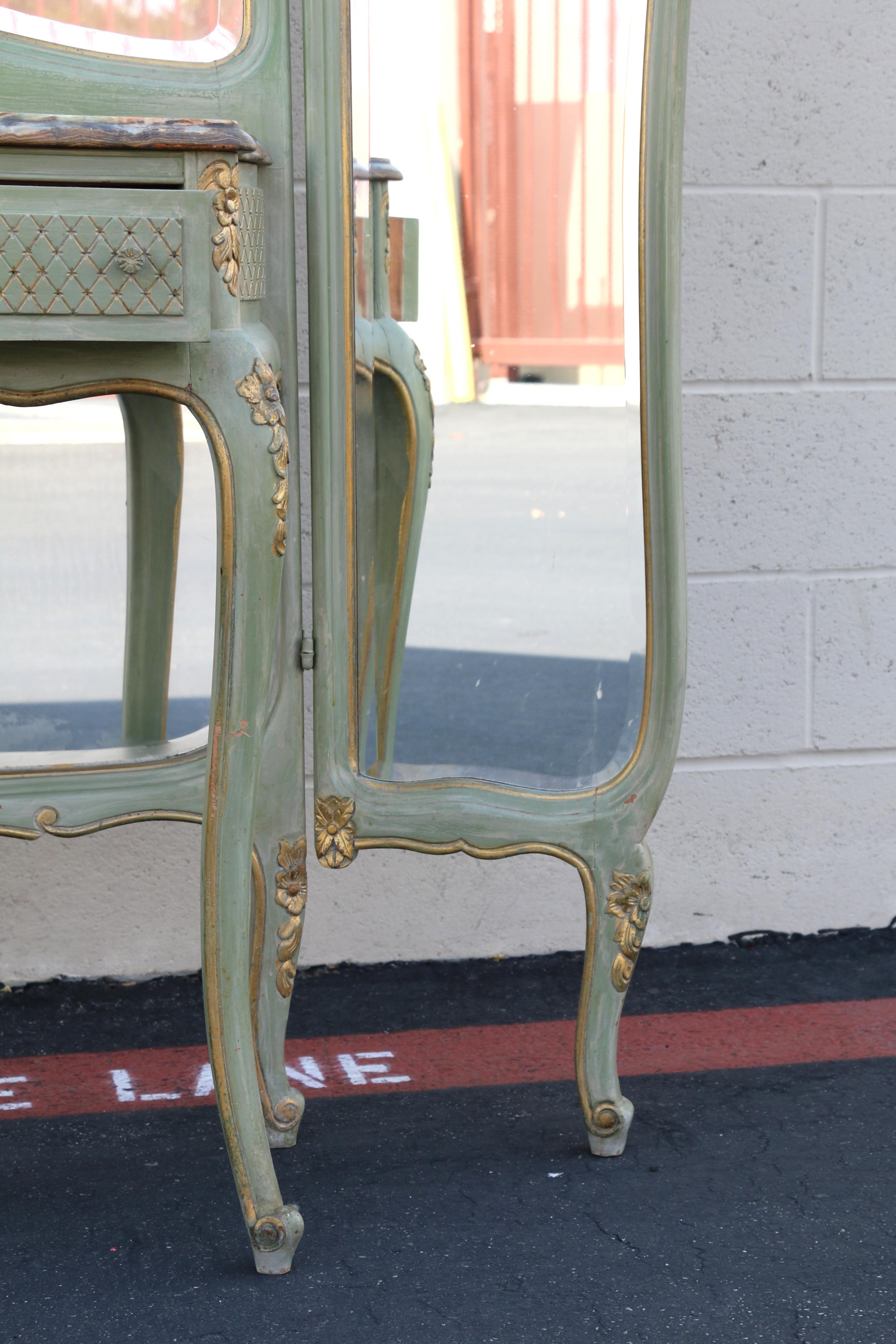 Antique Mirror Vanity italiano a tre pannelli in vendita 7