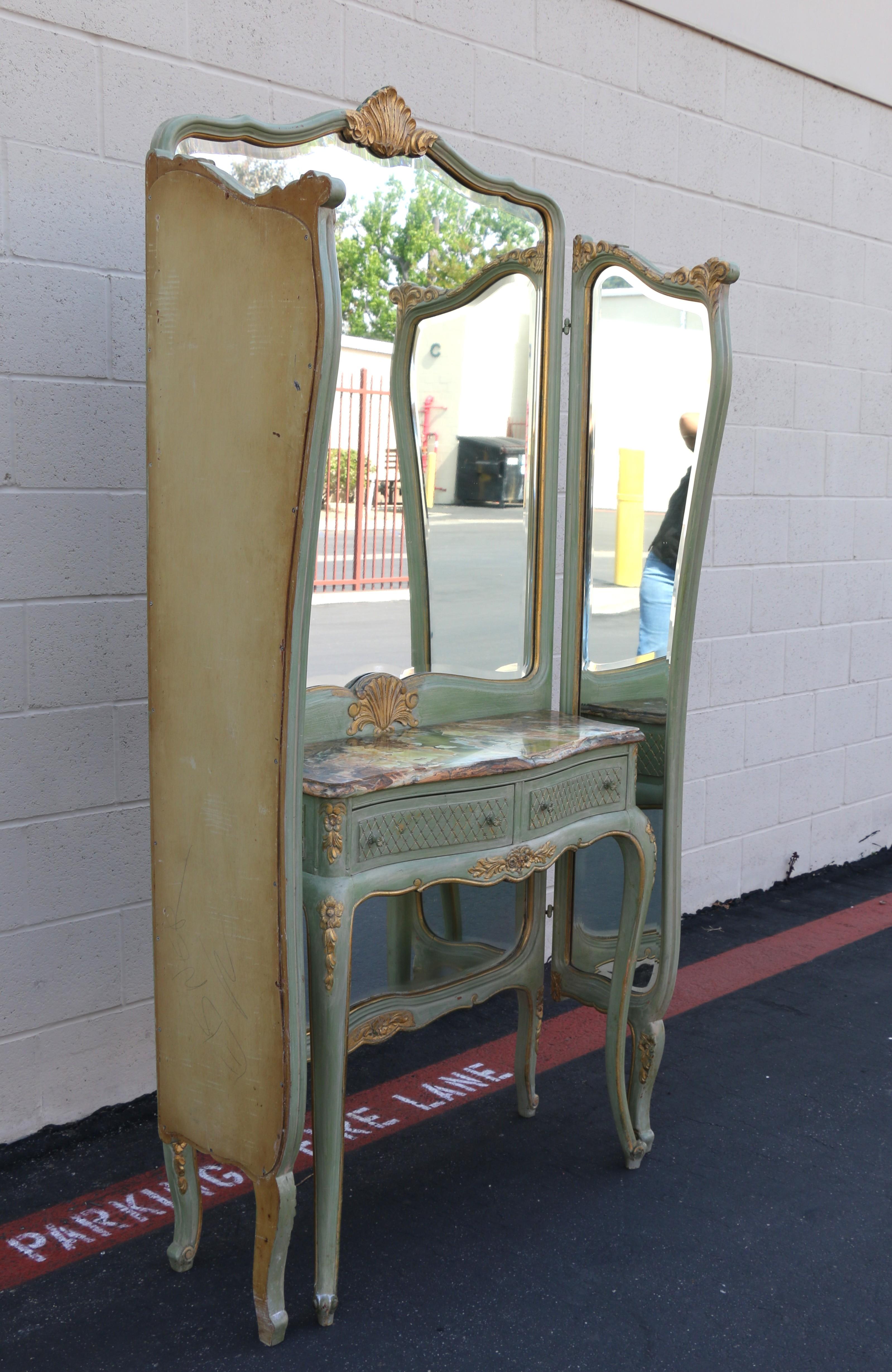 Antique Mirror Vanity italiano a tre pannelli In condizioni buone in vendita a North Hollywood, CA