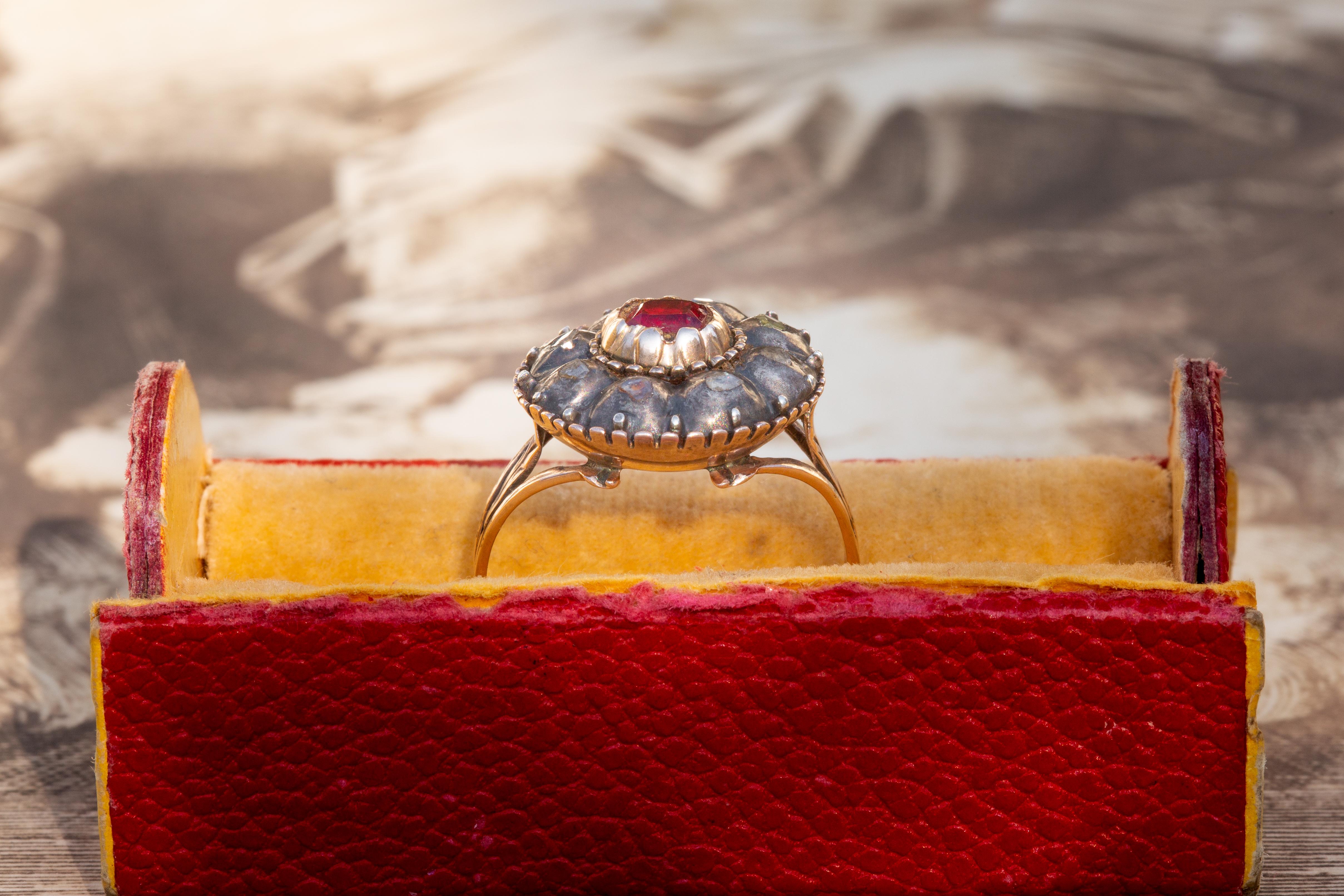 Antique Italian Traditional Garnet and Diamond Cluster Ring Georgian Era For Sale 2