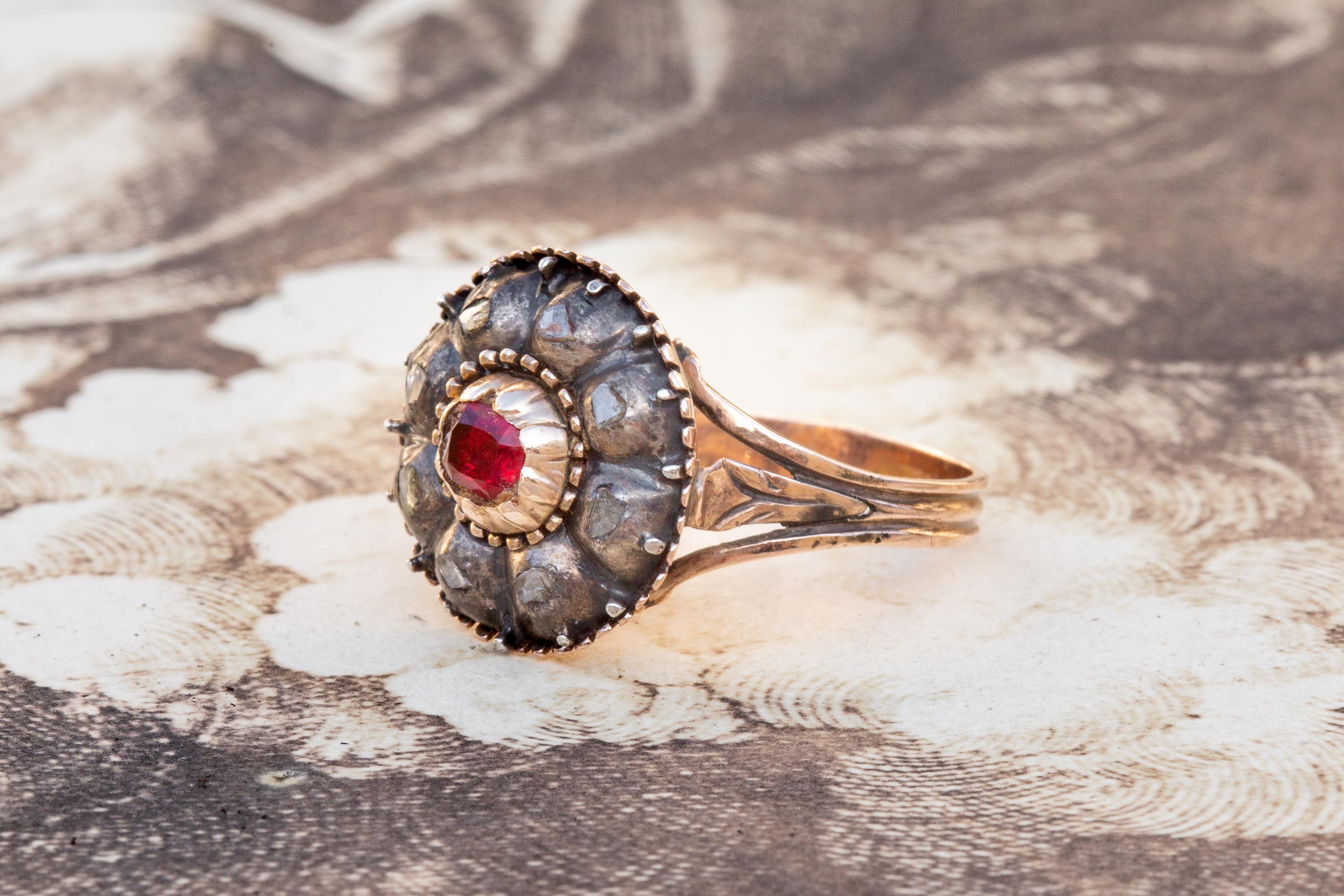 Antiker italienischer traditioneller Granat- und Diamant-Cluster-Ring aus der georgianischen Ära  im Zustand „Gut“ im Angebot in London, GB