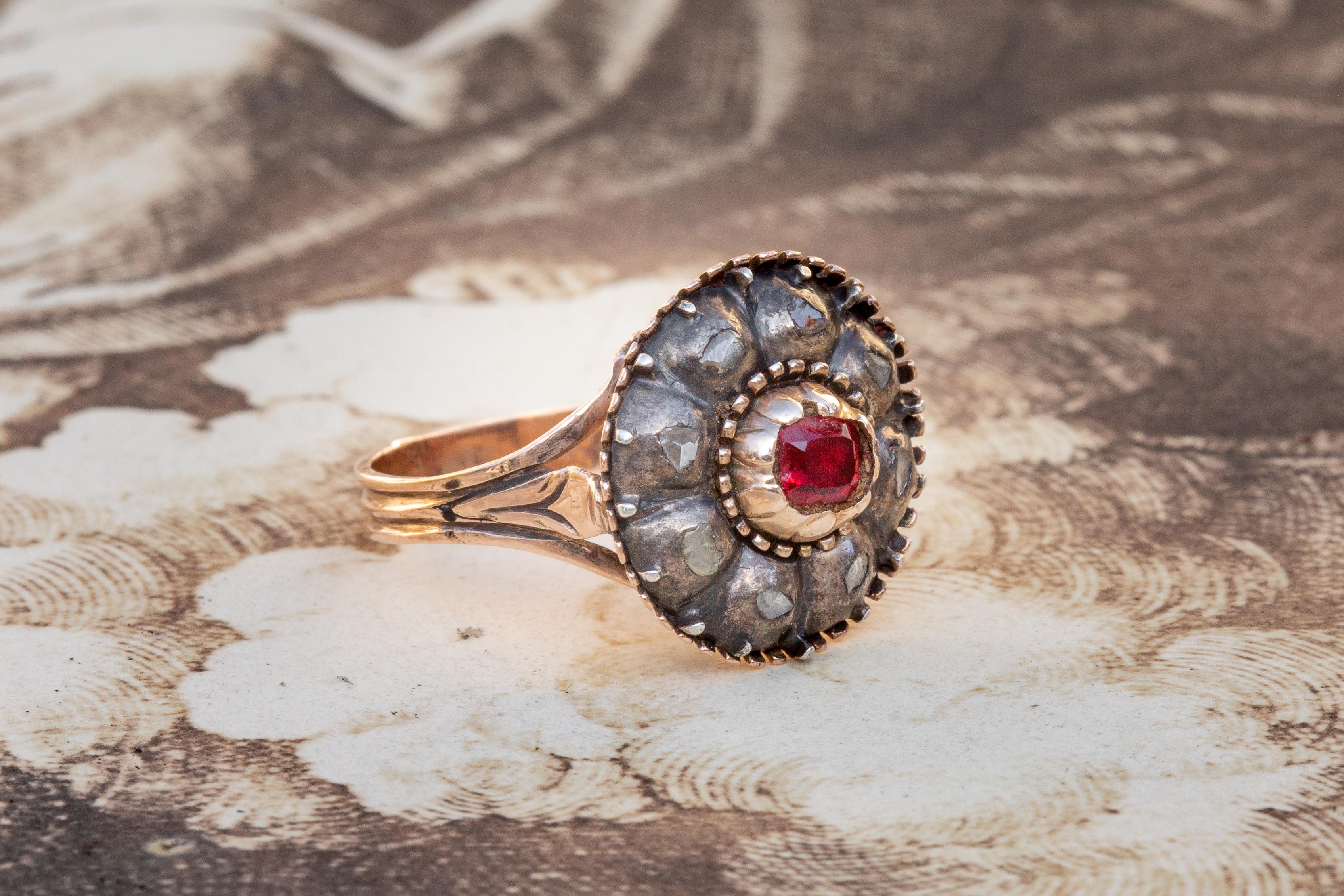 Antique Italian Traditional Garnet and Diamond Cluster Ring Georgian Era In Good Condition For Sale In London, GB