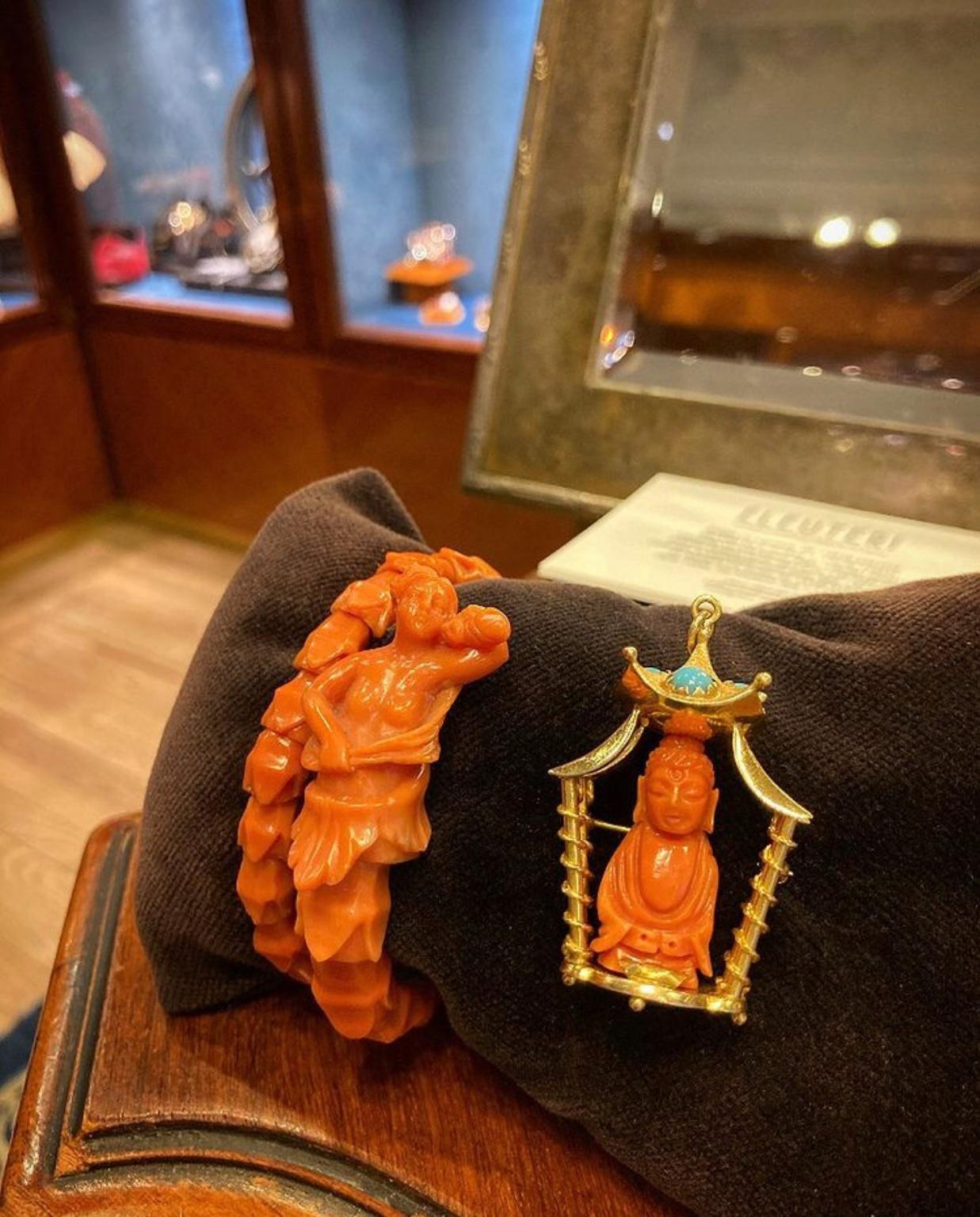 Antique Italian Trapani Carved Coral Bracelet In Fair Condition For Sale In New York, NY
