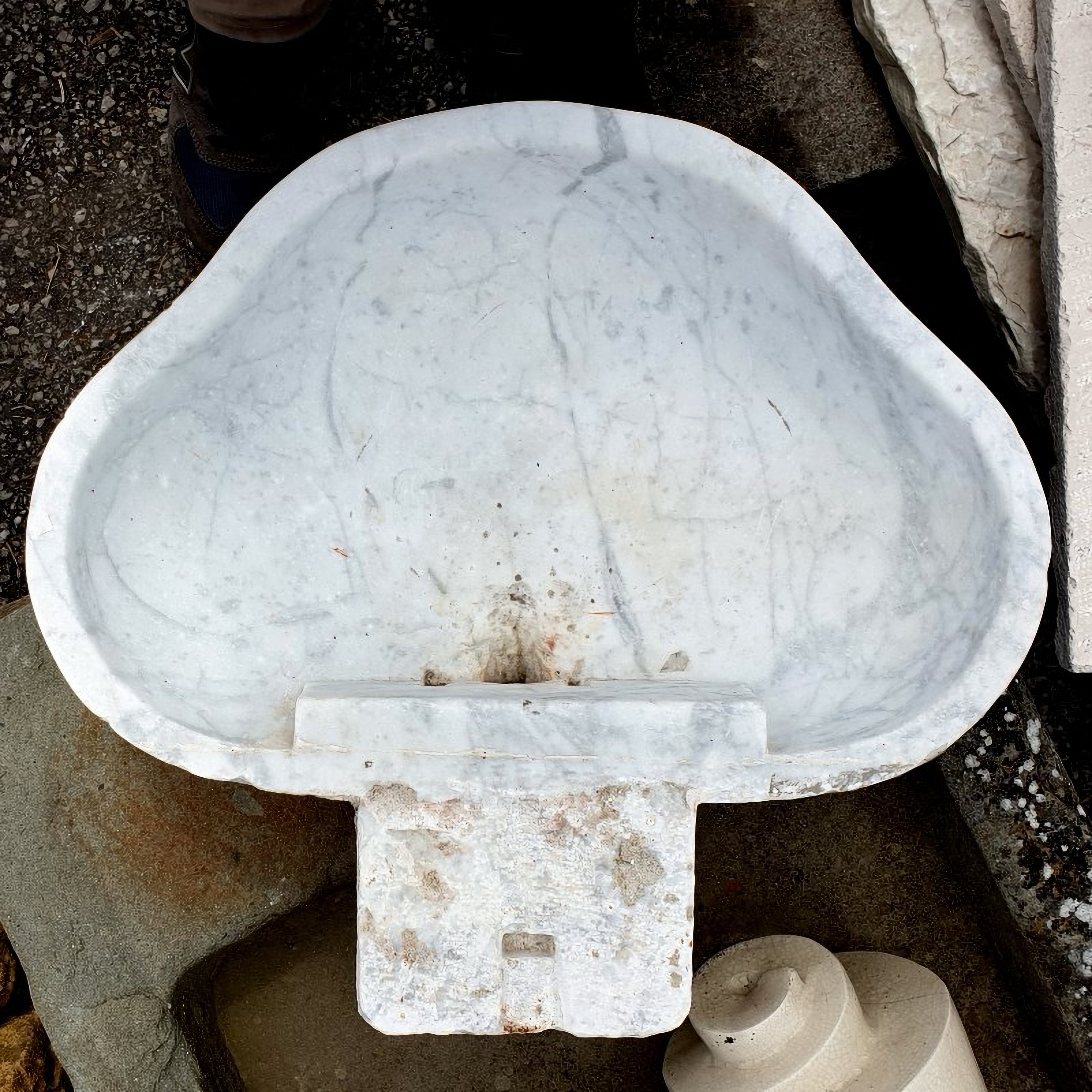 ANTIQUE ITALIAN TRILOBE SINK IN WHITE CARRARA MARBLE 18th Century

Rare original antique Italian sink, in white Carrara marble.
The trefoil sinks are difficult to find, this example is from the 18th century

HEIGHT 11cm
WIDTH 51cm
DEPTH