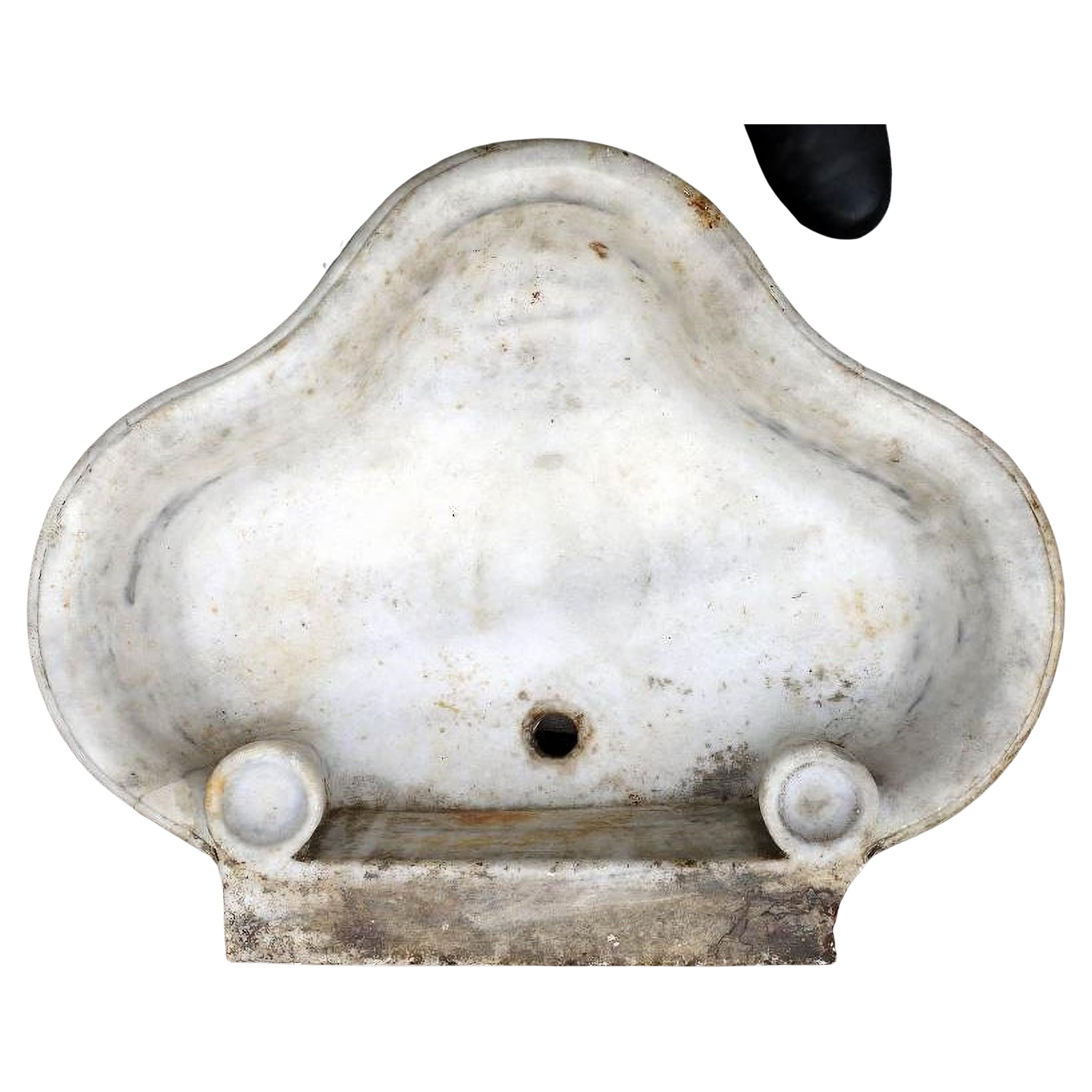 ANTIQUE ITALIAN TRILOBE SINK IN WHITE CARRARA MARBLE 18th Century

Rare original antique Italian sink, in white Carrara marble.
The trefoil sinks are difficult to find, this example is from the 18th century

HEIGHT 52cm
WIDTH 67cms
MANUFACTURE
