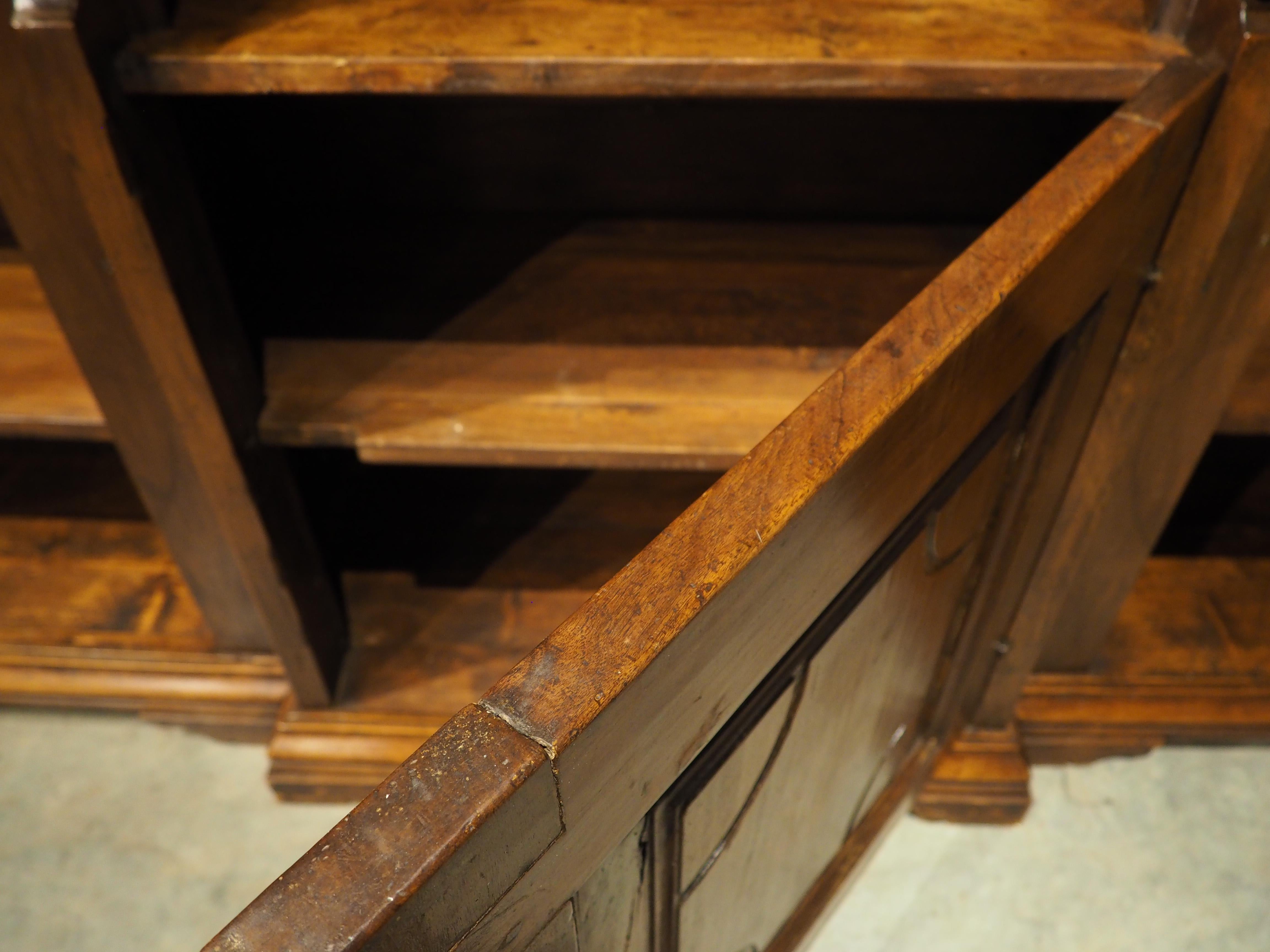 Antica libreria italiana a tre nicchie in Wood Wood, ex confessionale, XIX secolo in vendita 7