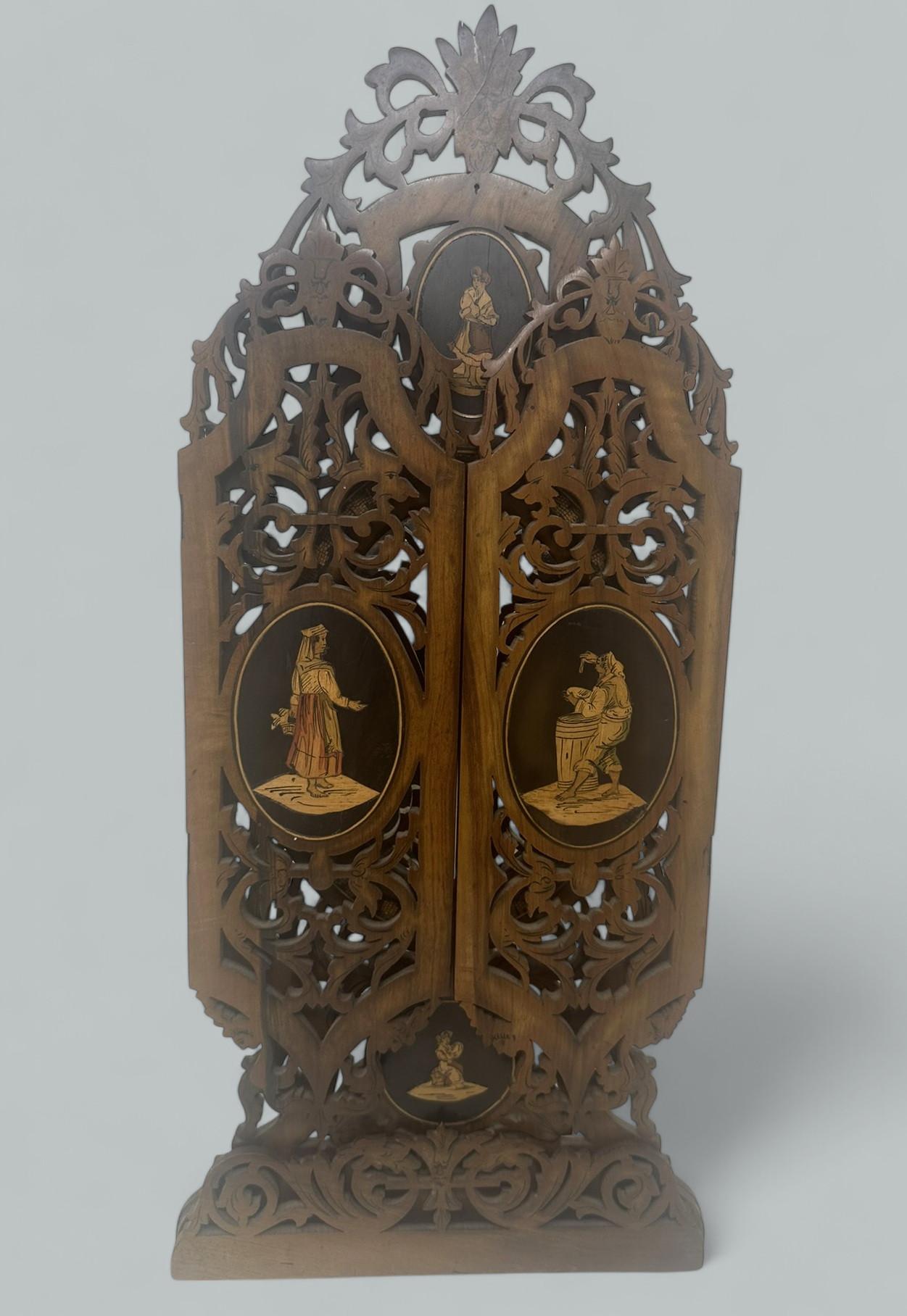 Antiguo Tríptico Italiano Sorrento Ware Nogal Muleta Espejo Plegable Ovalado 19th Ct en Bueno estado para la venta en Dublin, Ireland