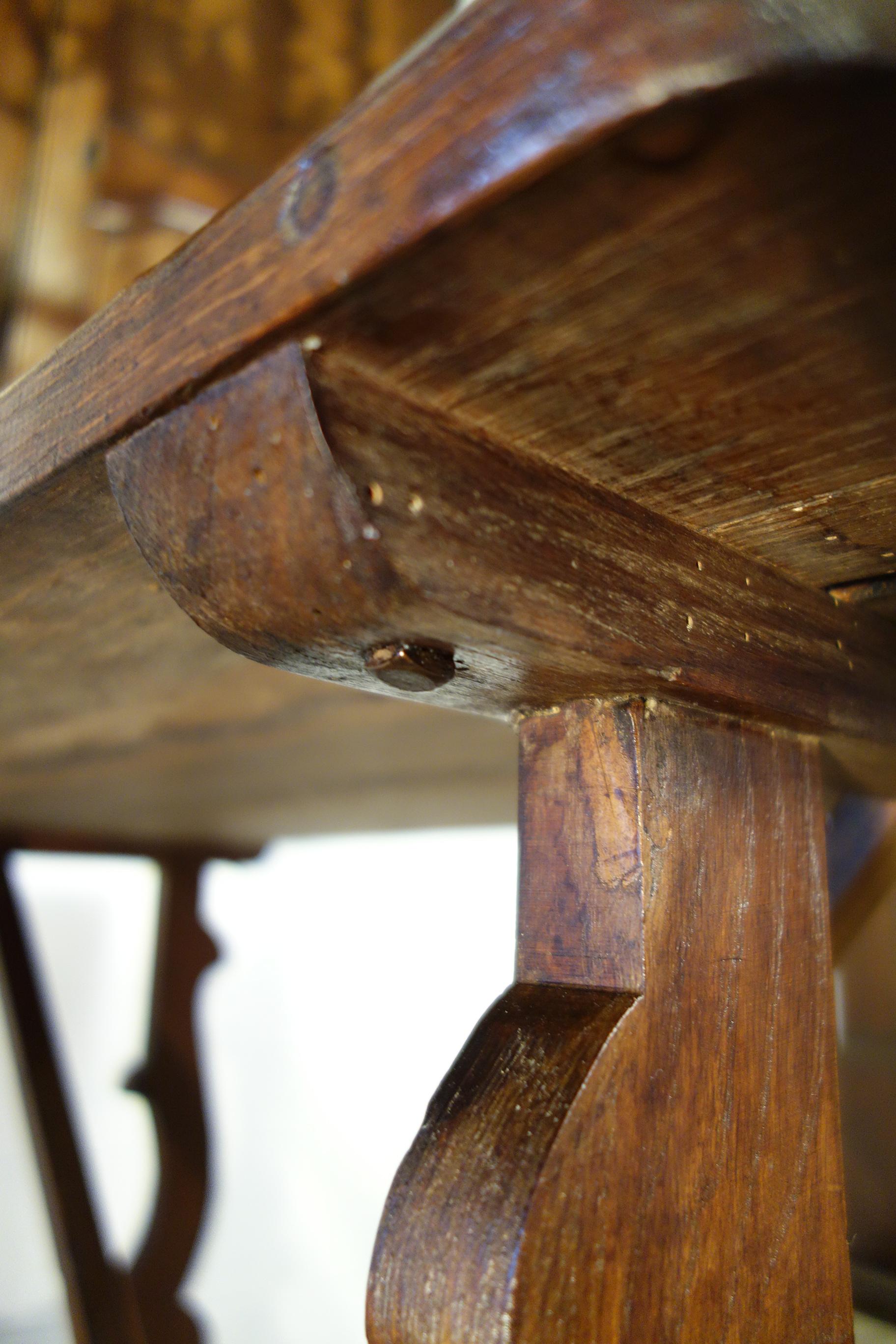 Ancienne table de ferme italienne de style réfectoire de la Renaissance en chêne, fabriquée à la main en vente 8