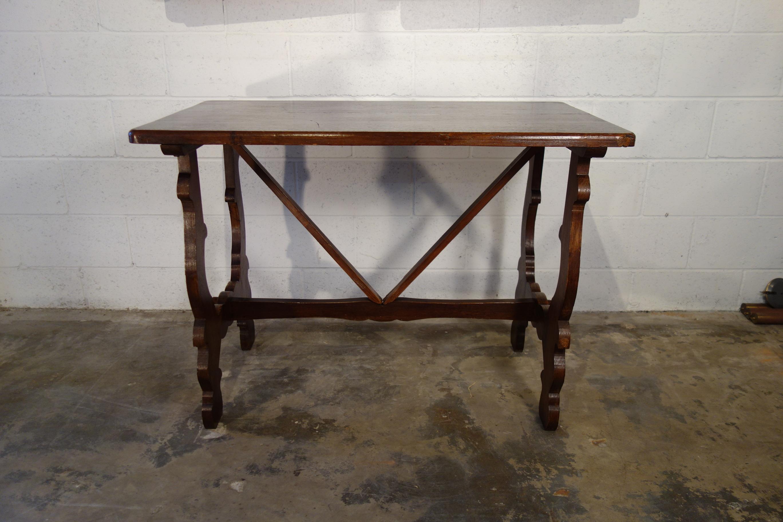 Ancienne table de ferme en chêne artisanal de style réfectoire de la Renaissance toscane italienne.

Jolie petite table fonctionnelle pour la cuisine ou le bureau à domicile, fabriquée à la main en vieilles planches de chêne avec des bases sculptées