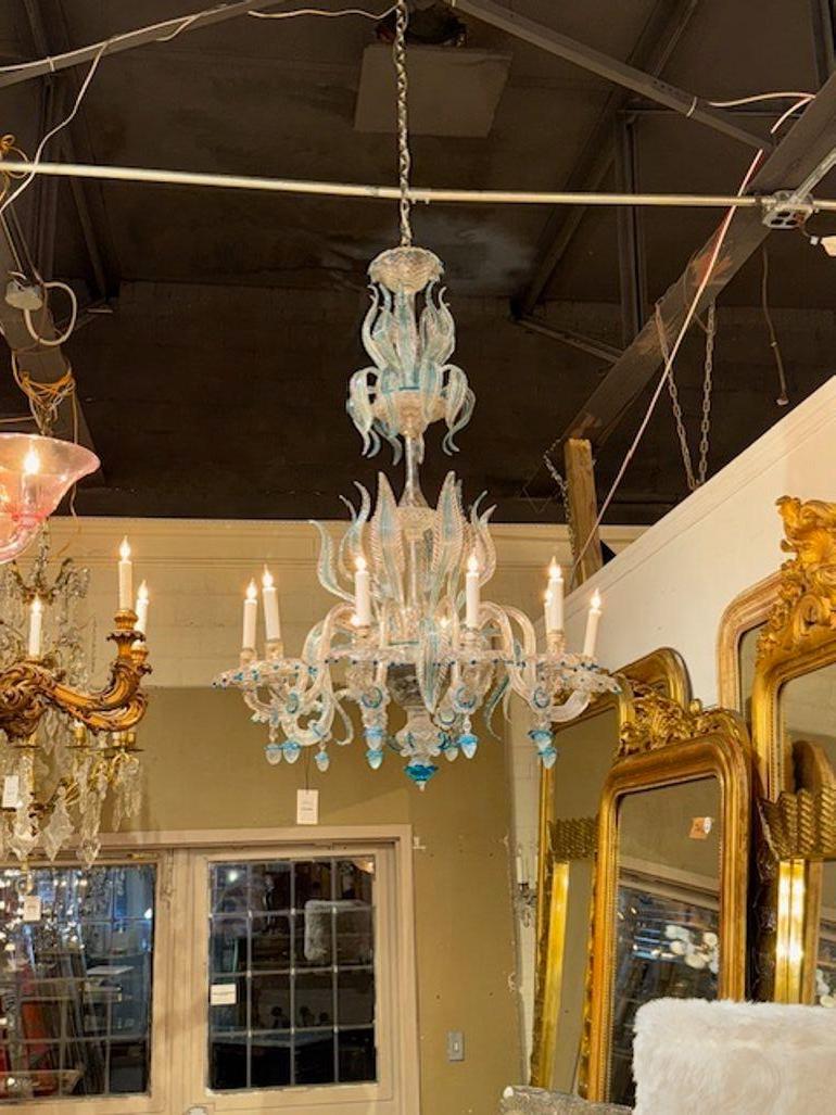Ajoutez une touche d'élégance à votre intérieur avec ce superbe lustre vénitien du début du XXe siècle. Le lustre présente de magnifiques accents bleus qui s'intègrent à tous les décors. Son style unique est parfait pour ceux qui apprécient la