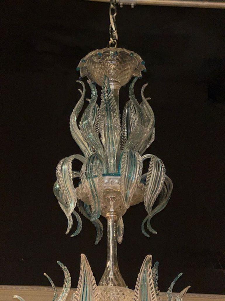20ième siècle Lustre vénitien italien ancien avec accents bleus en vente