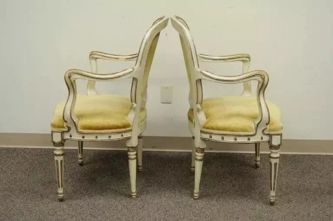 Louis XVI Paire d'anciennes chaises à accoudoirs en bois sculpté de style vénitien, peintes en couleur crème, avec effets de brillance en vente