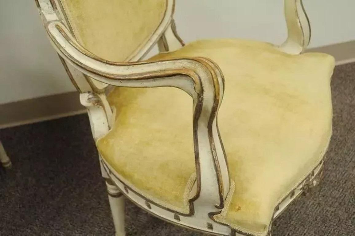 Inconnu Paire d'anciennes chaises à accoudoirs en bois sculpté de style vénitien, peintes en couleur crème, avec effets de brillance en vente