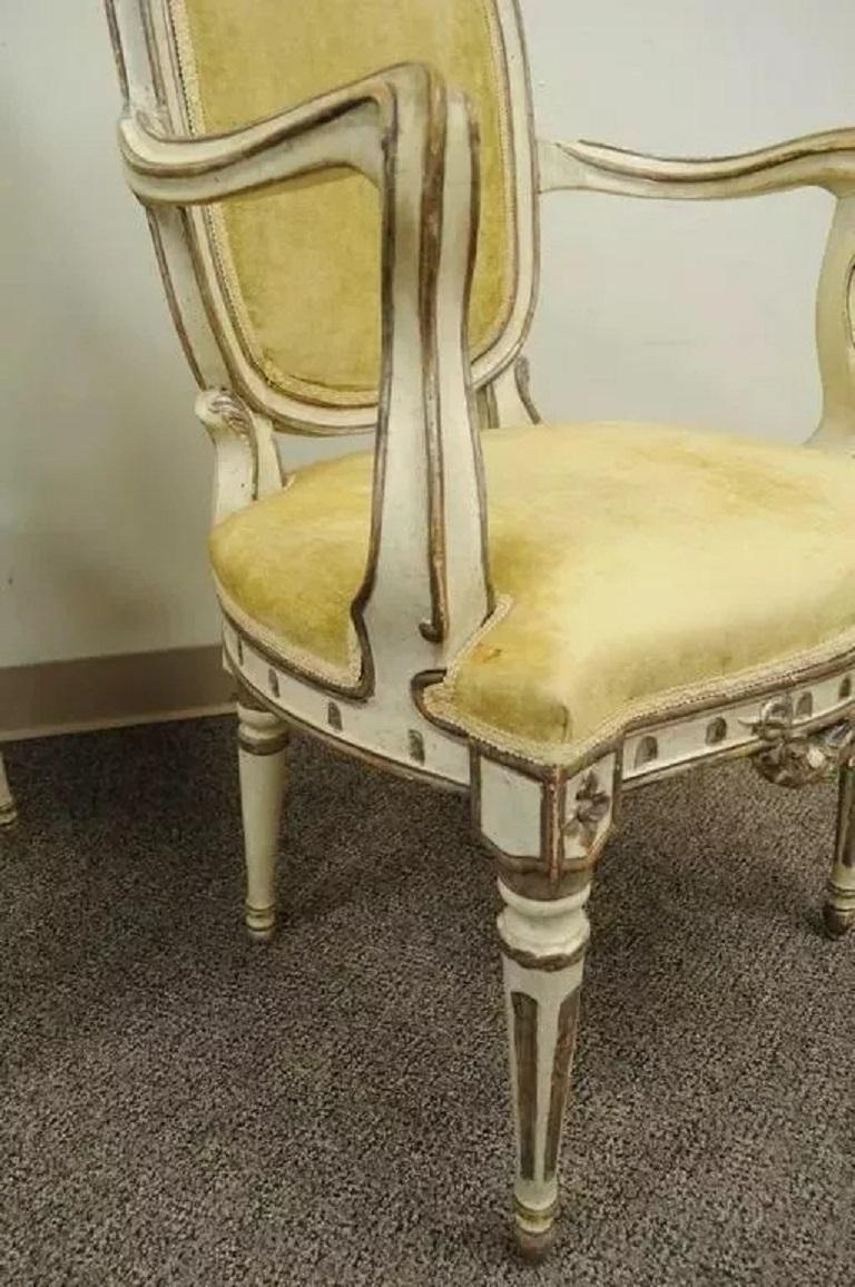 Paire d'anciennes chaises à accoudoirs en bois sculpté de style vénitien, peintes en couleur crème, avec effets de brillance Bon état - En vente à Philadelphia, PA