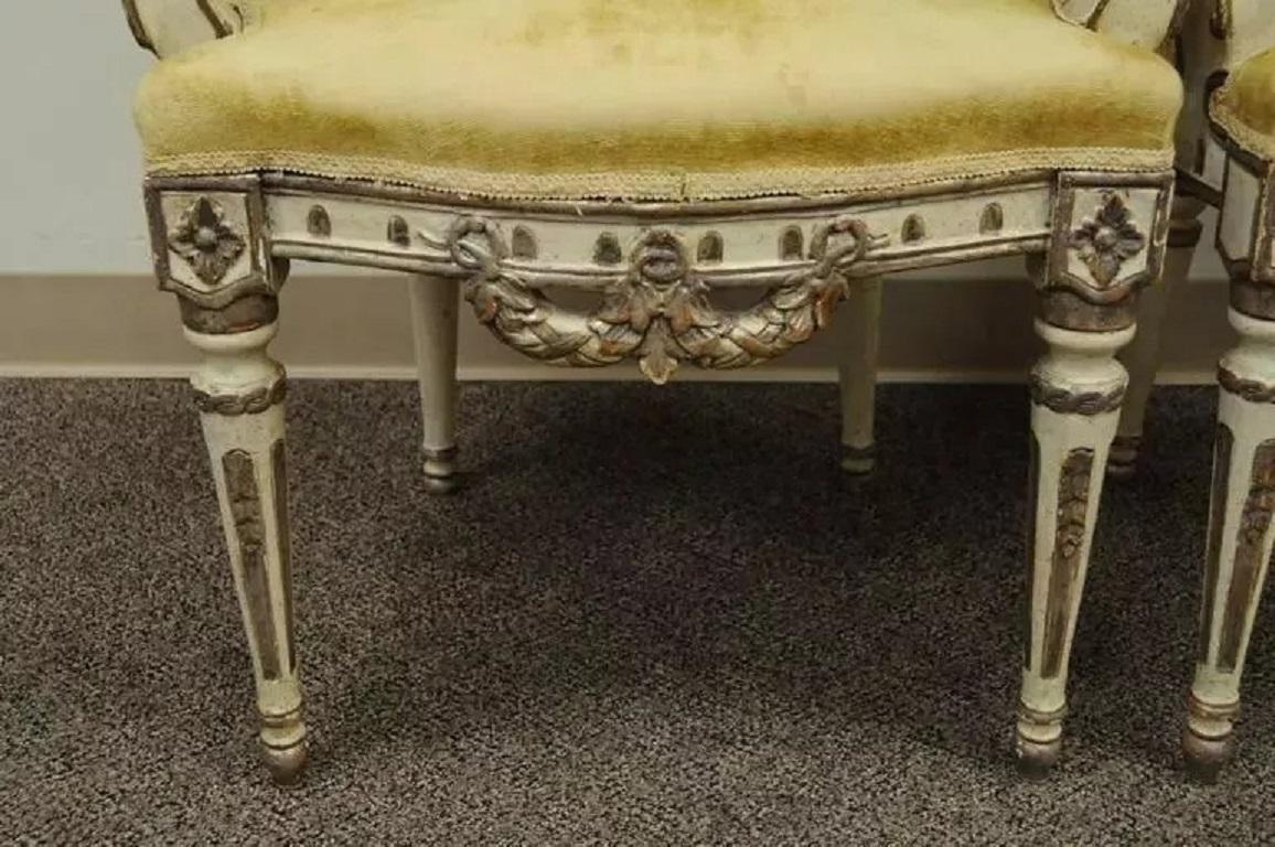 XIXe siècle Paire d'anciennes chaises à accoudoirs en bois sculpté de style vénitien, peintes en couleur crème, avec effets de brillance en vente
