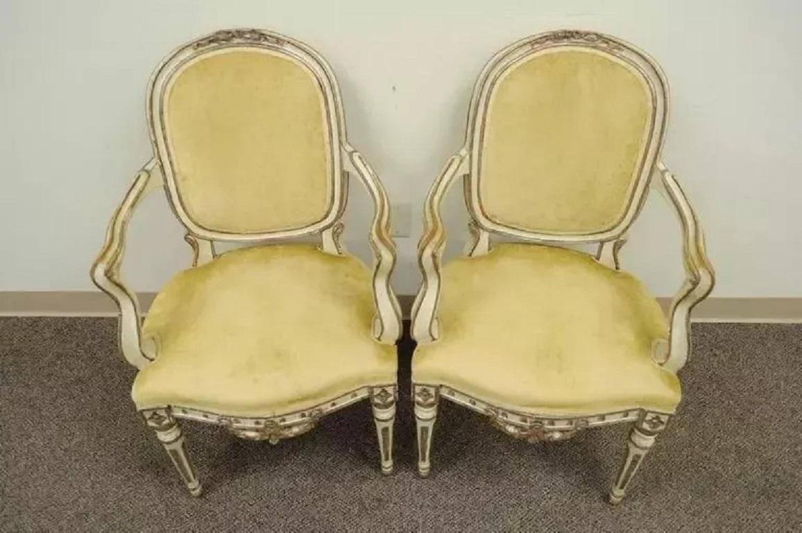 Paire d'anciennes chaises à accoudoirs en bois sculpté de style vénitien, peintes en couleur crème, avec effets de brillance en vente 2
