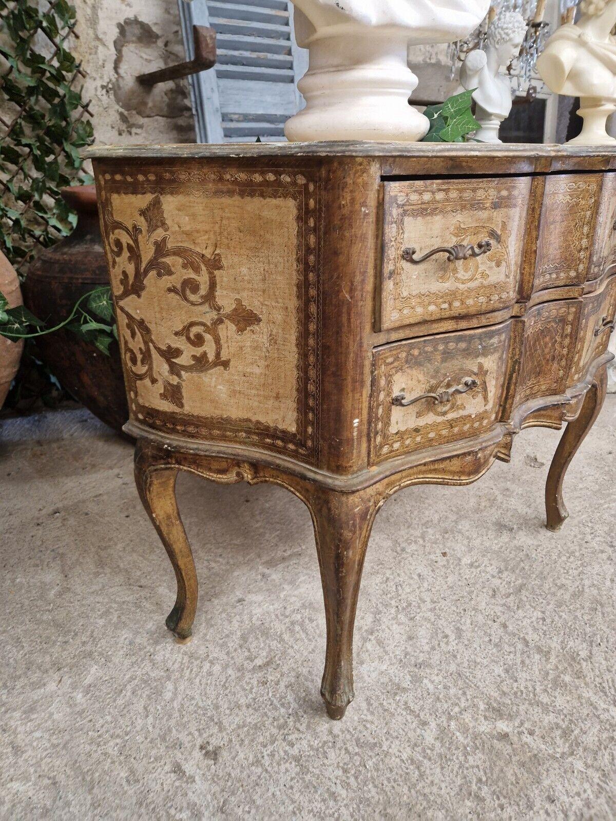 Fabulous Venetian Chest of Drawers 

Louis XV Style Chest of Drawers 

Allow for signs of age and use 

Golden Colours of lacquer

Embossed

2 Drawers 

Gilt Bronze Decorative Work

Early 20th Century



Dimensions 

H 82cm x W 100 cm x D 40 cm