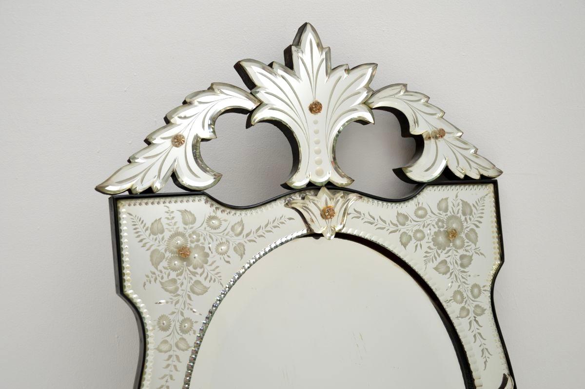 Impresionante espejo veneciano italiano antiguo de cristal grabado, que data aproximadamente del periodo 1900-1920.

La calidad es excelente, está muy bien hecha y tiene un diseño precioso. Hay maravillosos motivos grabados y se le han añadido