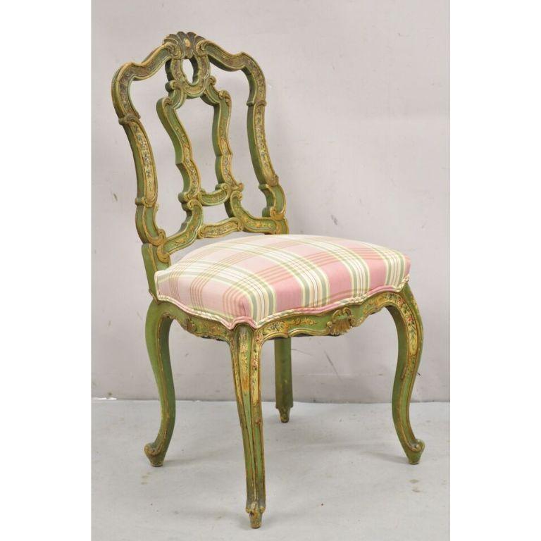 Anciennes chaises de salle à manger vénitiennes peintes à la main en vert - Lot de 4. L'article présente des détails peints à la main, une finition peinte en détresse, des cadres joliment sculptés, un très bel ensemble de chaises antiques. Circa