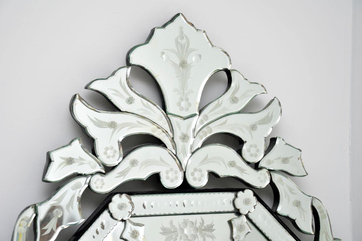 Un grande e bellissimo specchio italiano antico in vetro di Murano, risalente al periodo 1920-30 circa.

La qualità è eccellente, il prodotto è ben realizzato e il design è splendido. Ci sono meravigliosi motivi incisi, questo ha bellissimi dettagli