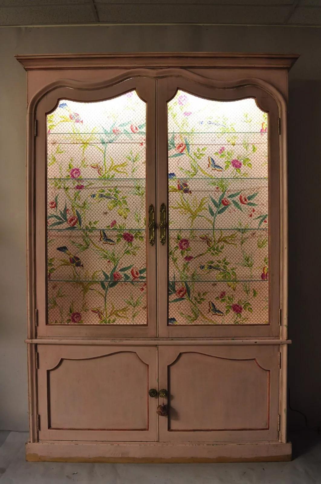 Antigua vitrina de porcelana veneciana pintada de rosa. El artículo presenta un tamaño grande e impresionante, construcción en 2 partes, interior forrado con pájaros, flores y mariposas, acabado pintado de color rosa chicle, puertas de alambre de