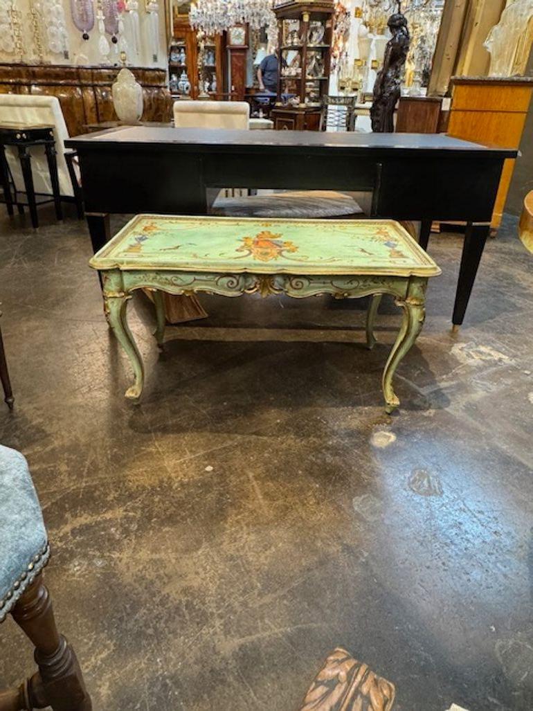 Der antike italienische, handbemalte Tisch im venezianischen Stil zeichnet sich durch schöne Schnitzereien und eine lackierte Oberfläche aus und präsentiert ein traditionelles und elegantes Design. Dieser Tisch strahlt einen klassischen