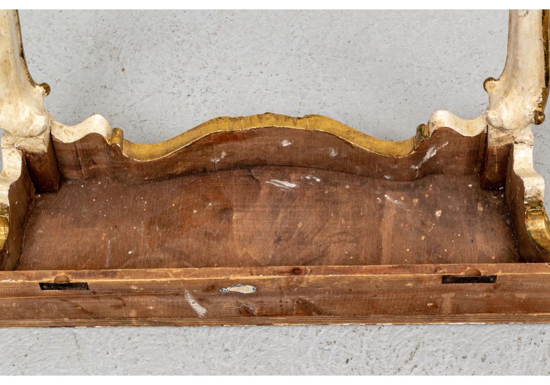 Antike italienische Wandkonsole im venezianischen Stil, lackiert und vergoldet, dekoriert (Holz) im Angebot