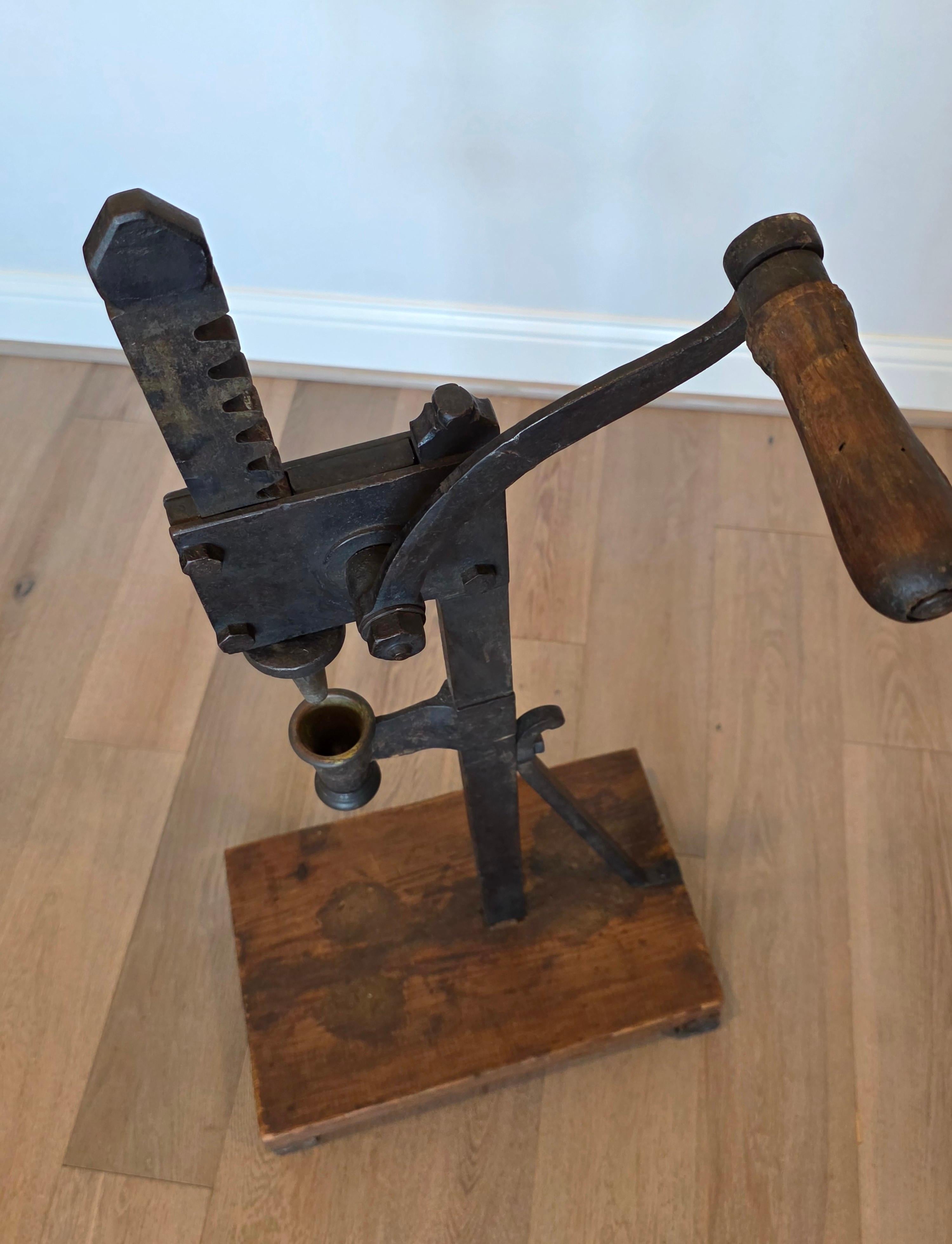 Presse à bouchon en fer pour bouteille de vin en fer italien antique en vente 3