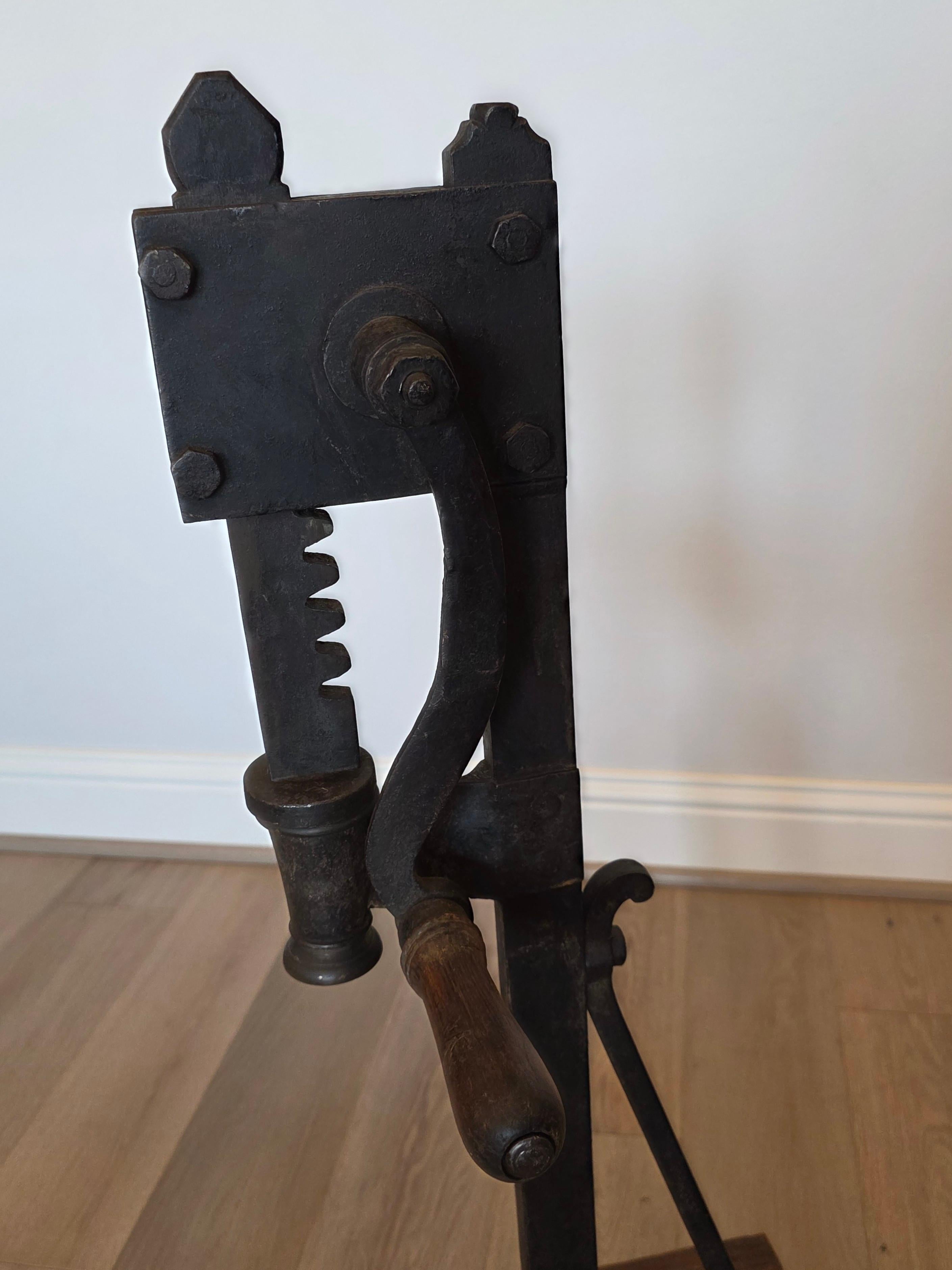 Presse à bouchon en fer pour bouteille de vin en fer italien antique en vente 4