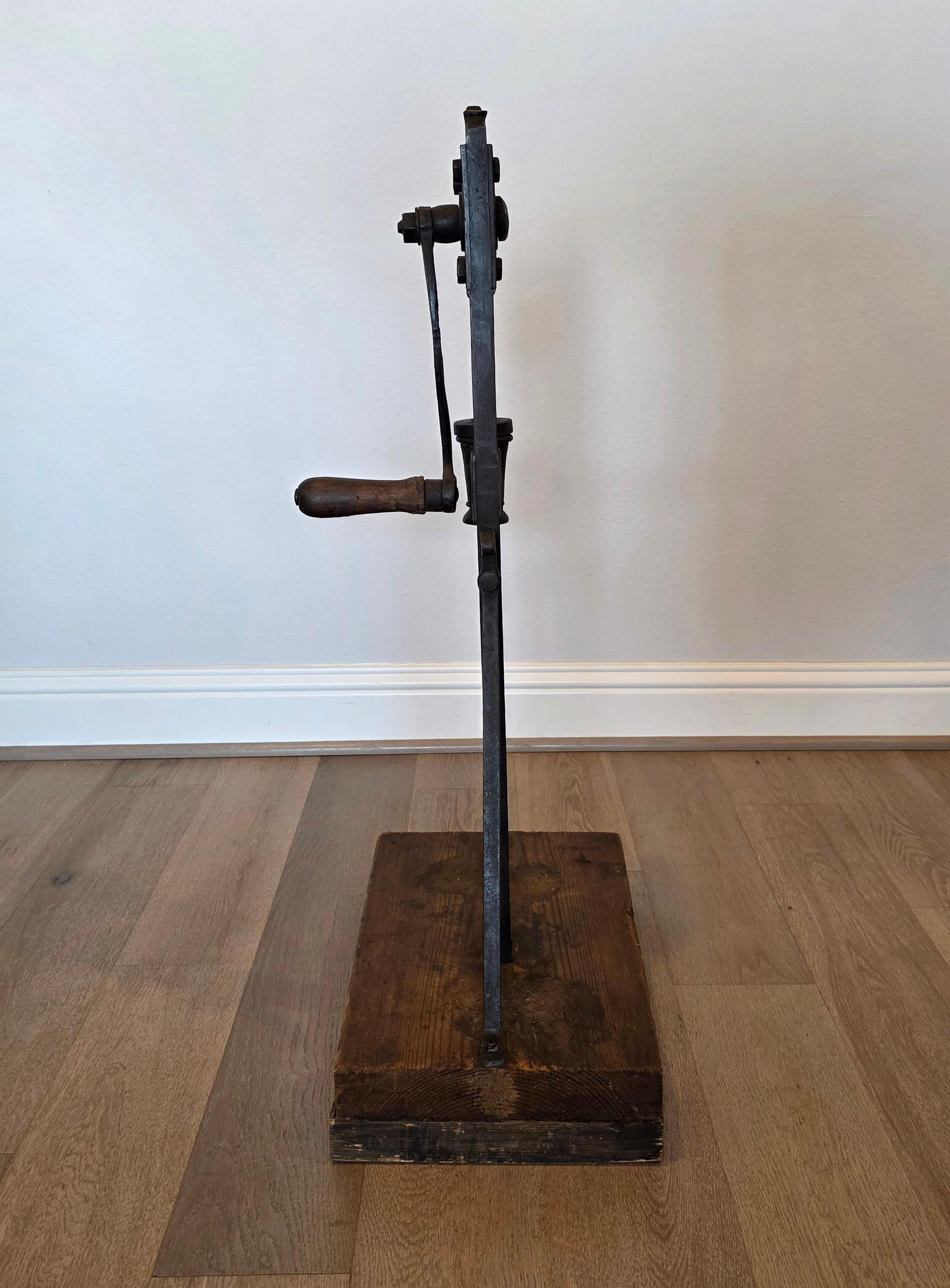 Presse à bouchon en fer pour bouteille de vin en fer italien antique en vente 5