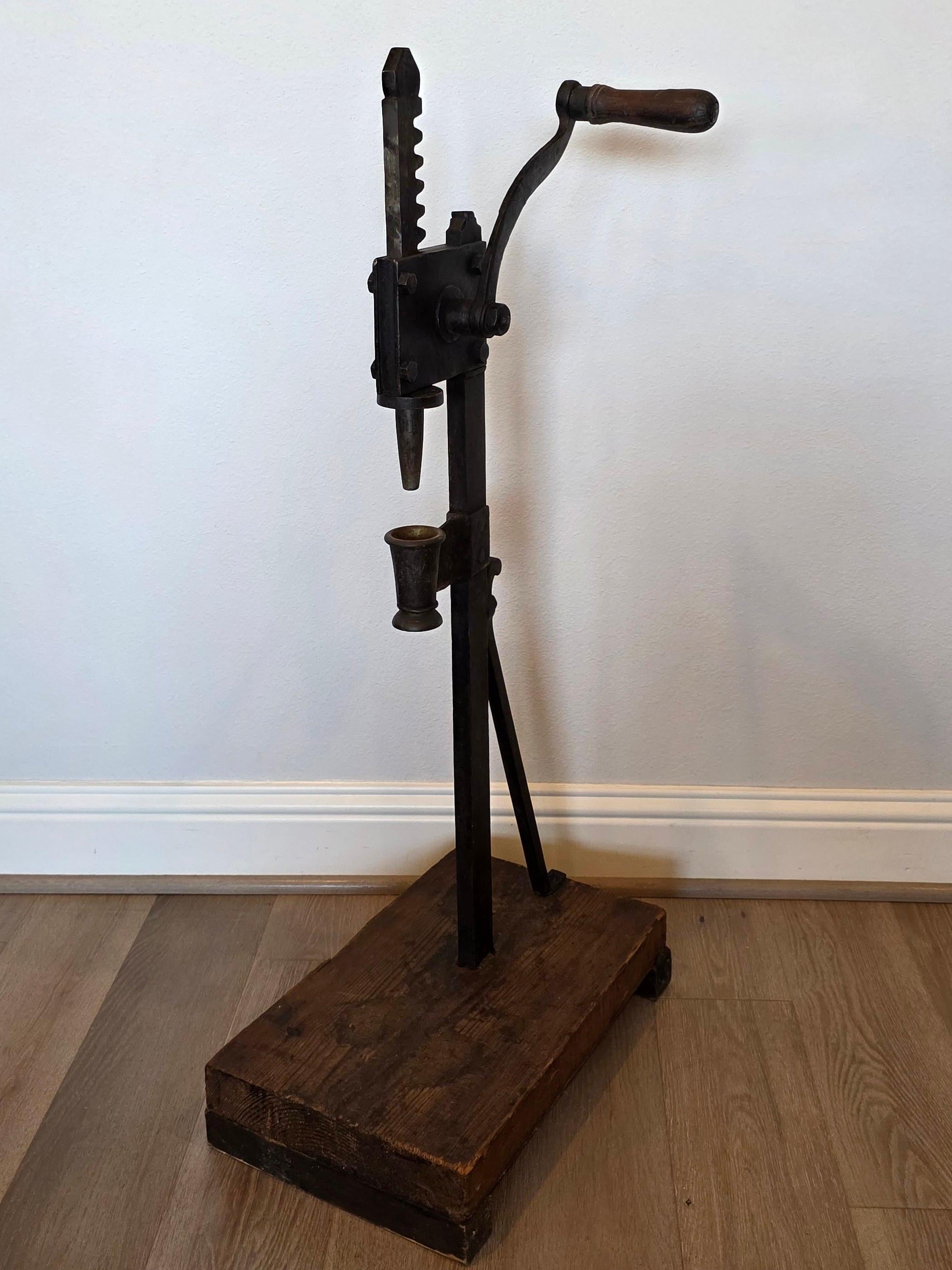 Presse à bouchon en fer pour bouteille de vin en fer italien antique en vente 6