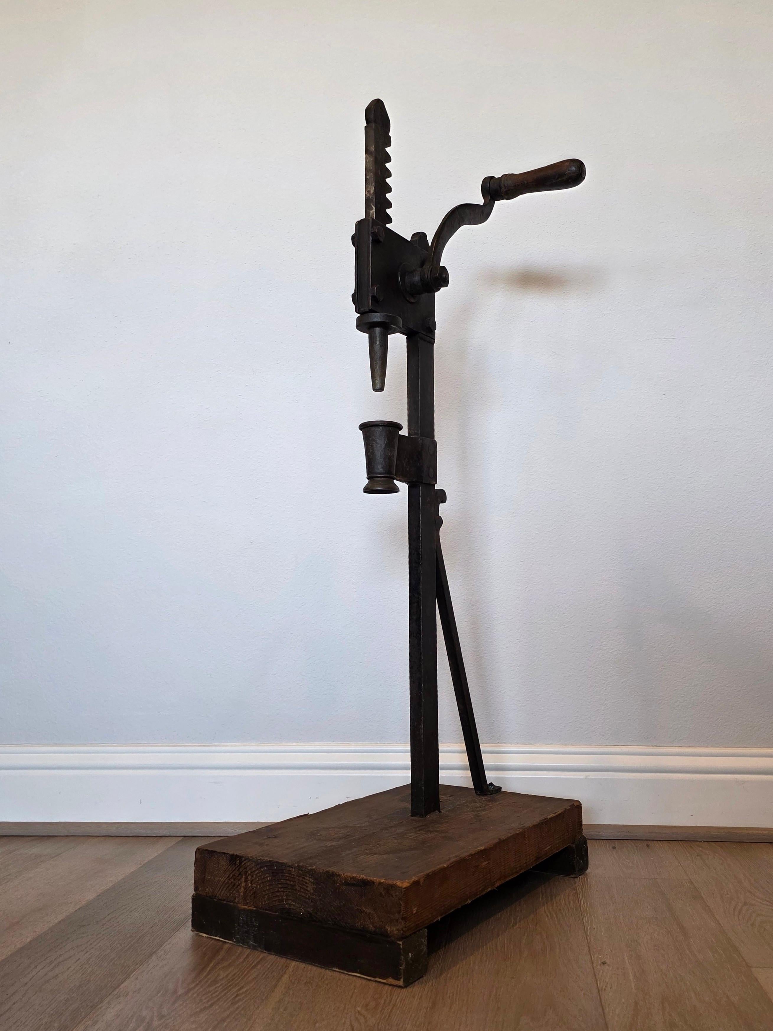 Presse à bouchon en fer pour bouteille de vin en fer italien antique en vente 7