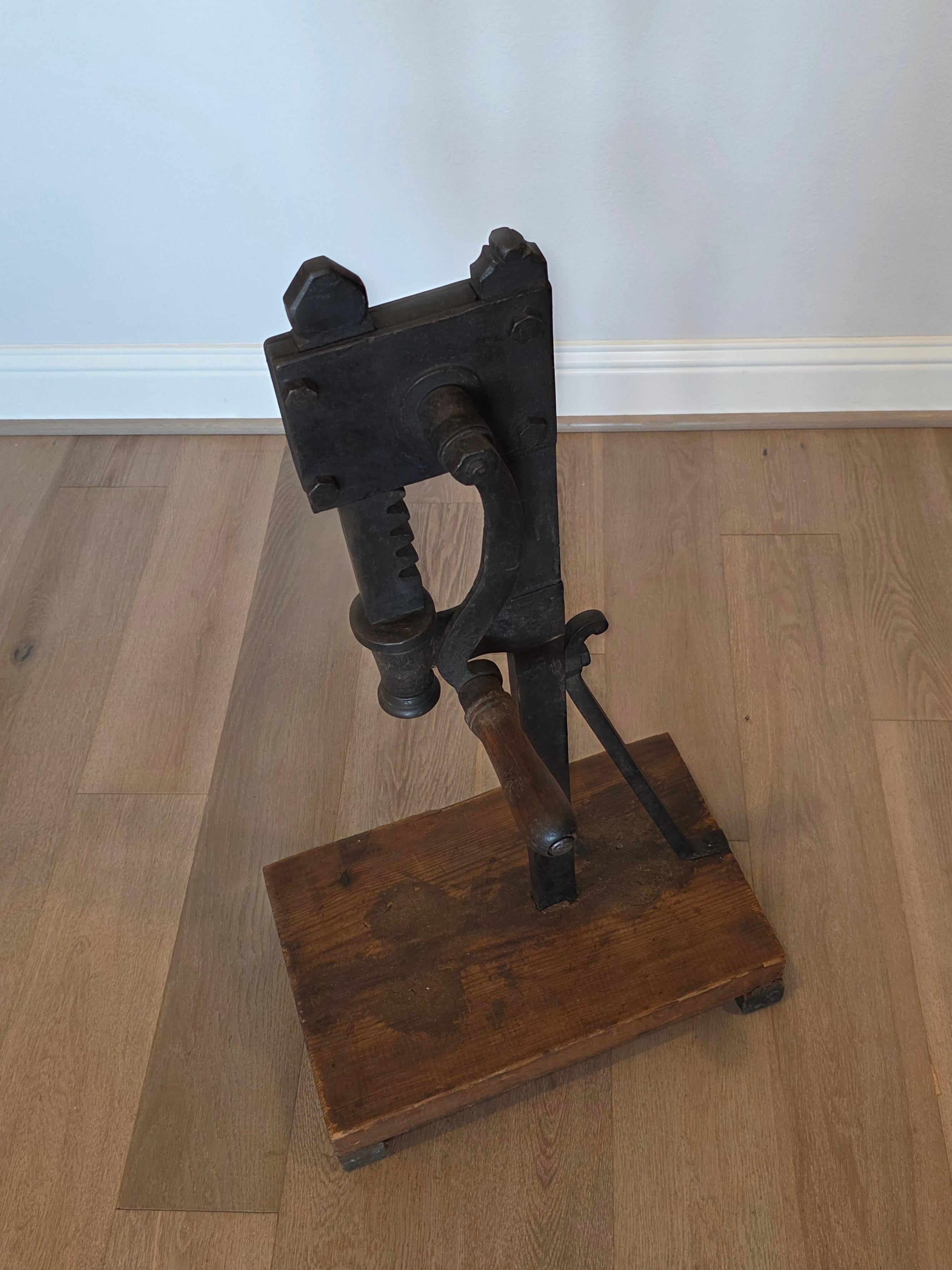 Presse à bouchon en fer pour bouteille de vin en fer italien antique en vente 8