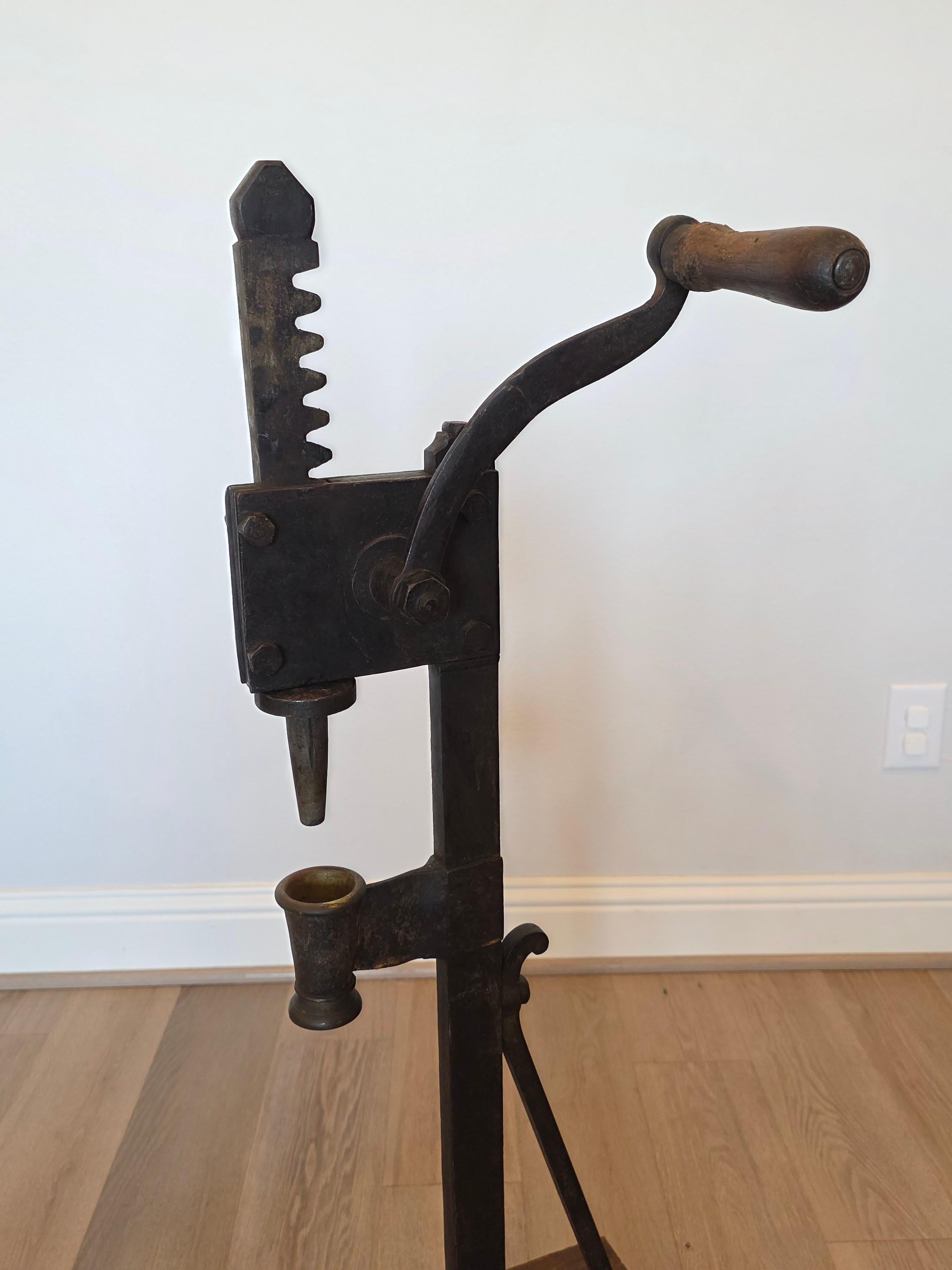 Presse à bouchon en fer pour bouteille de vin en fer italien antique en vente 9