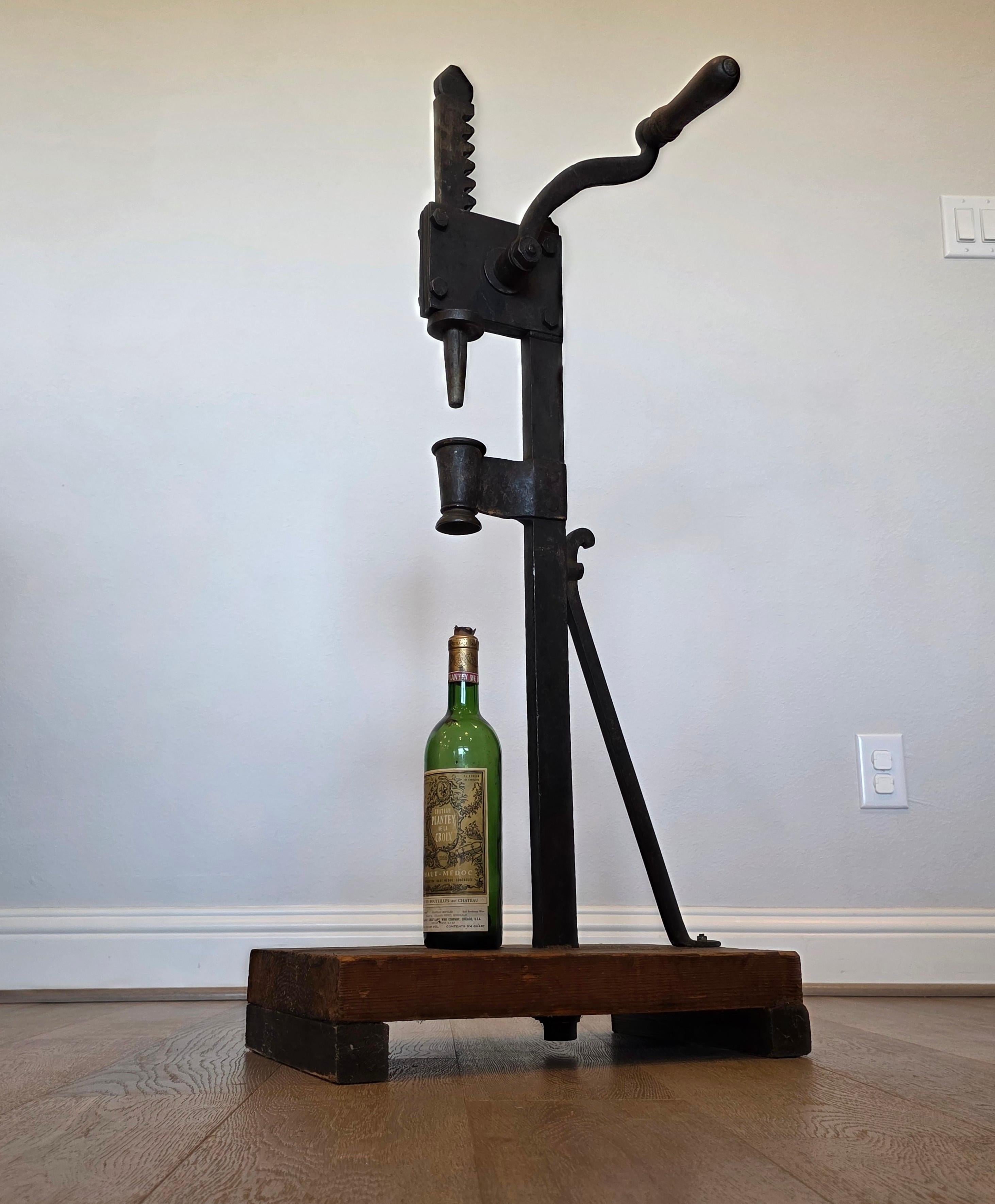 Presse à bouchon en fer pour bouteille de vin en fer italien antique en vente 10