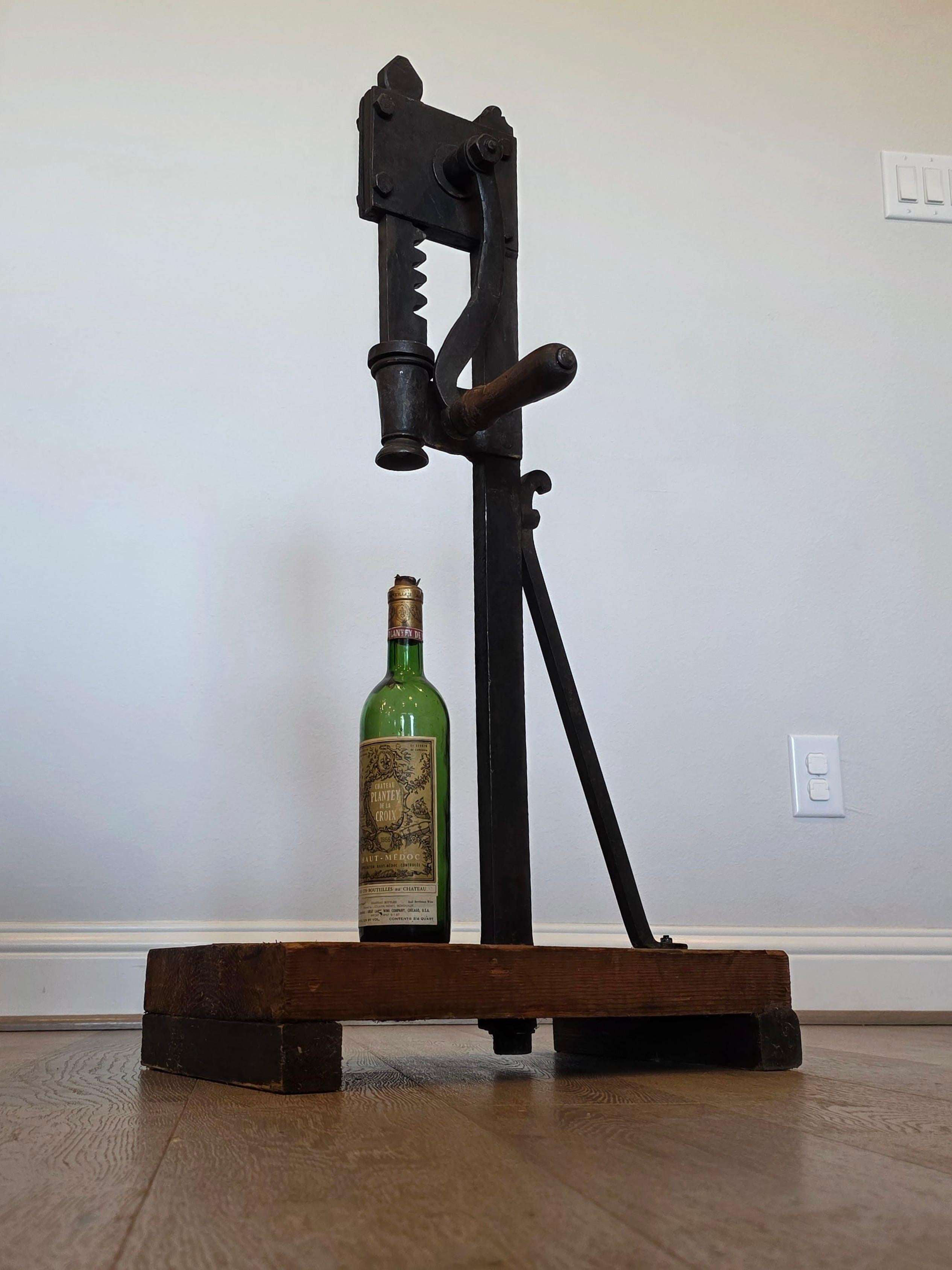 Presse à bouchon en fer pour bouteille de vin en fer italien antique en vente 11