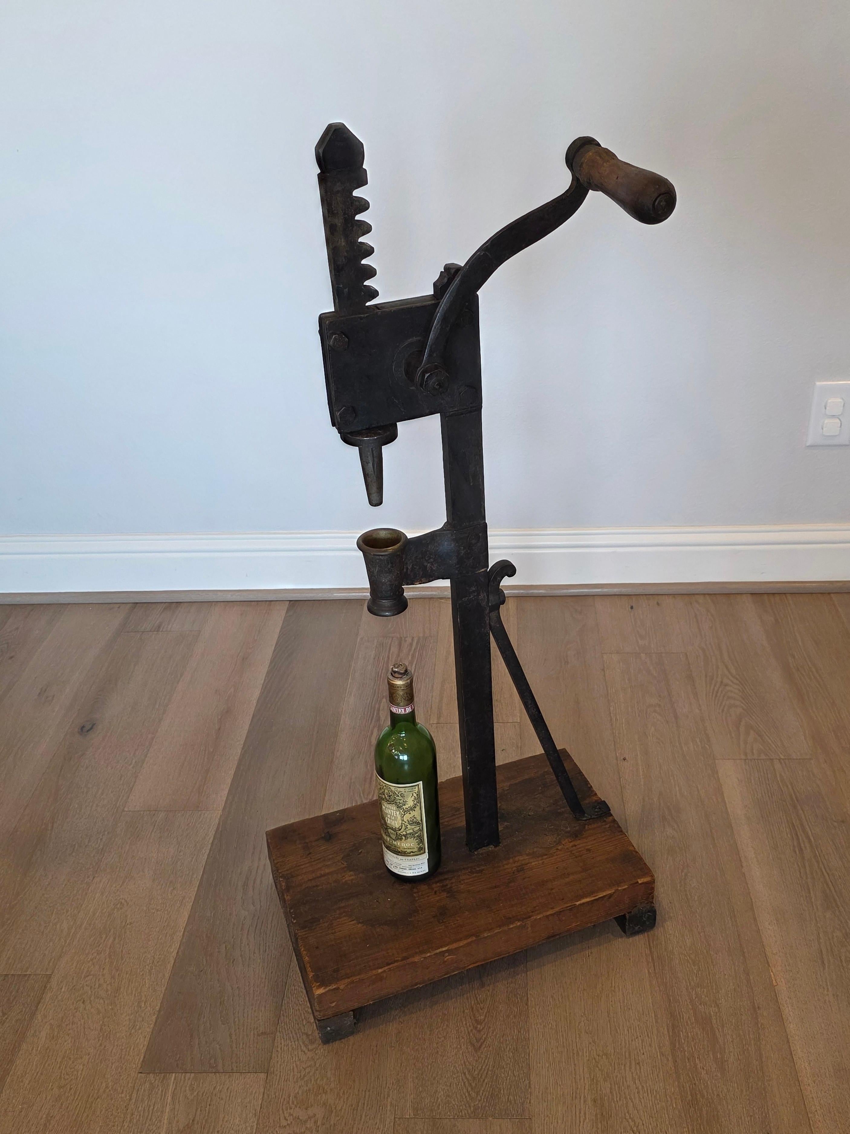 Presse à bouchon en fer pour bouteille de vin en fer italien antique en vente 12