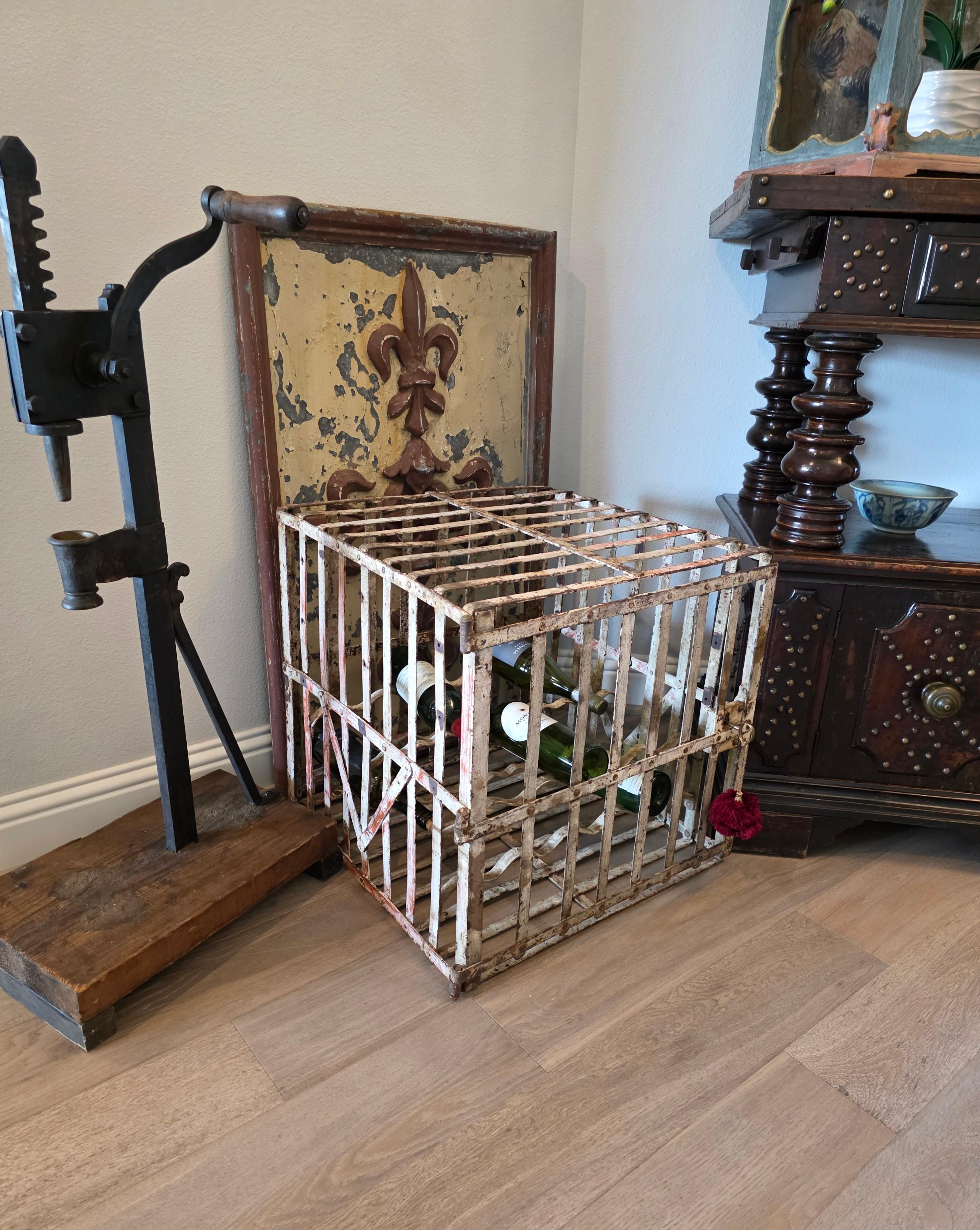 Industriel Presse à bouchon en fer pour bouteille de vin en fer italien antique en vente