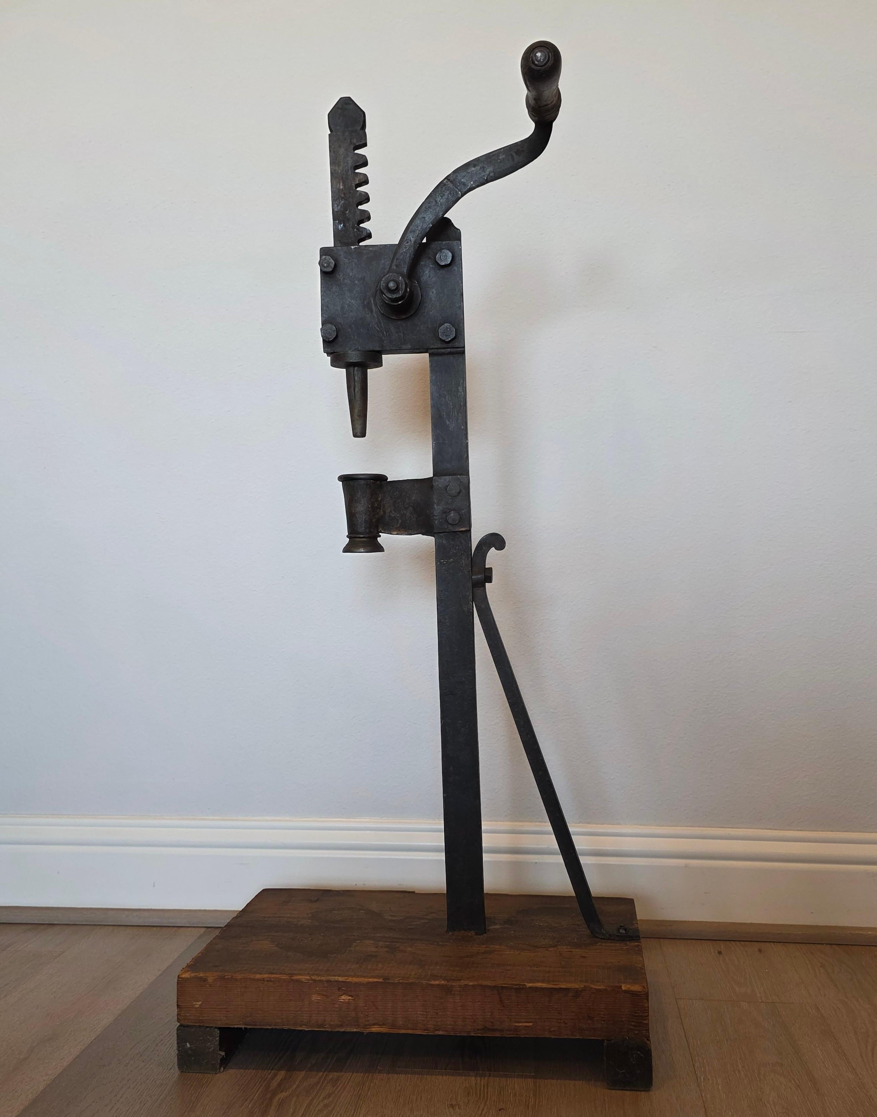 Moulage Presse à bouchon en fer pour bouteille de vin en fer italien antique en vente