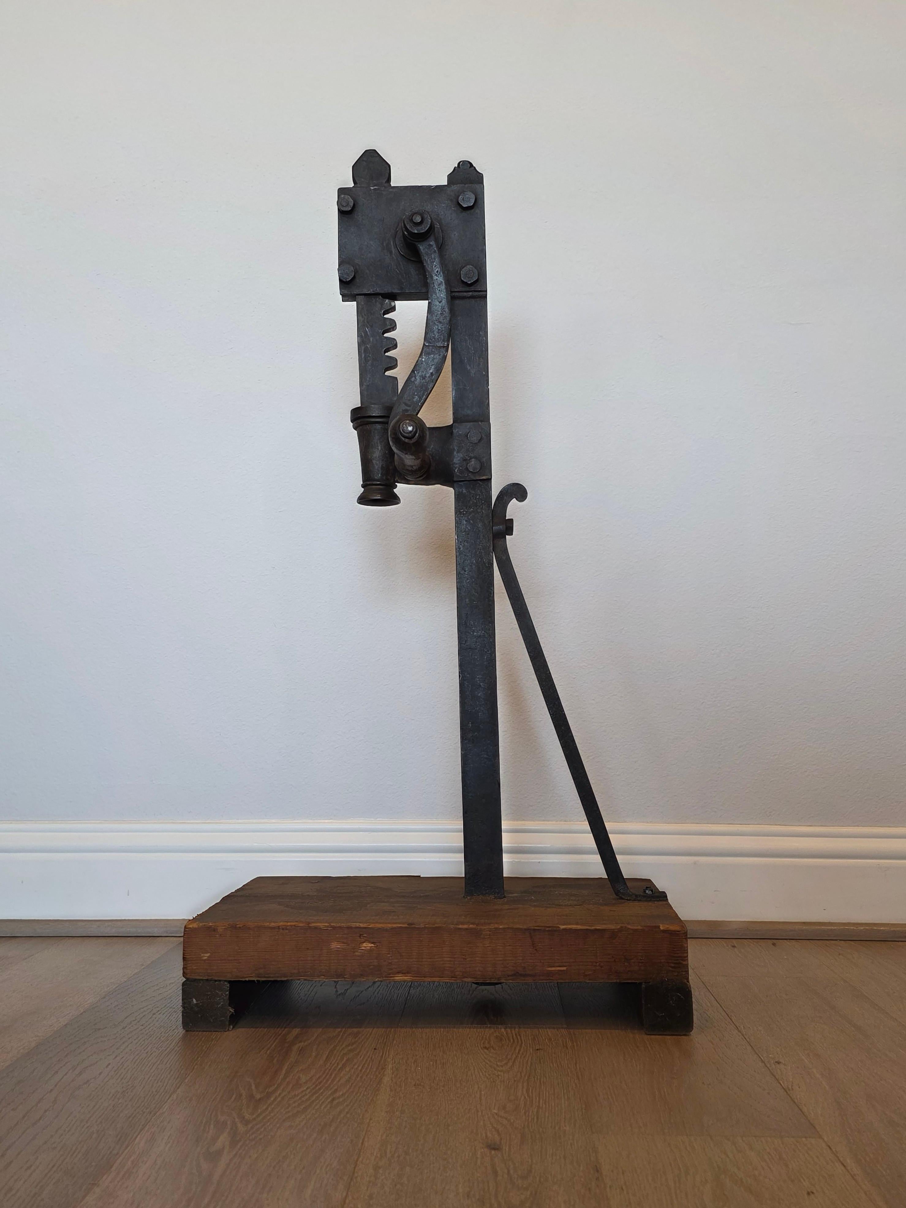 Presse à bouchon en fer pour bouteille de vin en fer italien antique Bon état - En vente à Forney, TX