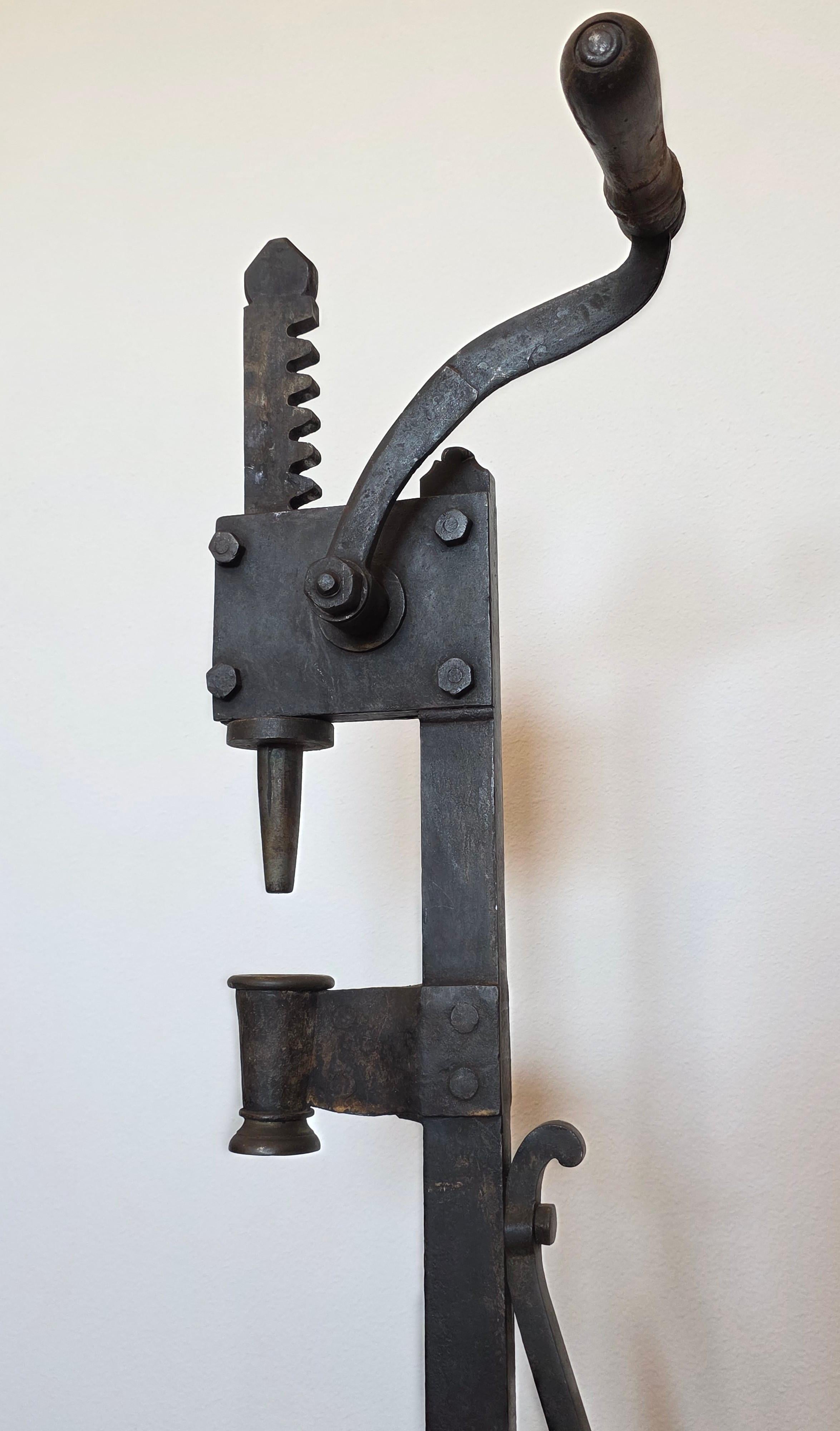 20ième siècle Presse à bouchon en fer pour bouteille de vin en fer italien antique en vente