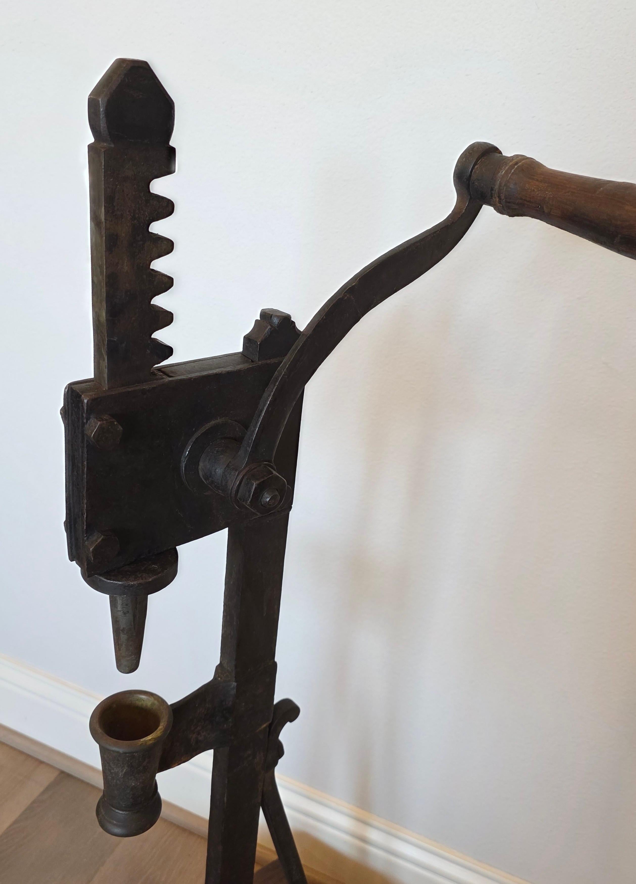 Bois Presse à bouchon en fer pour bouteille de vin en fer italien antique en vente