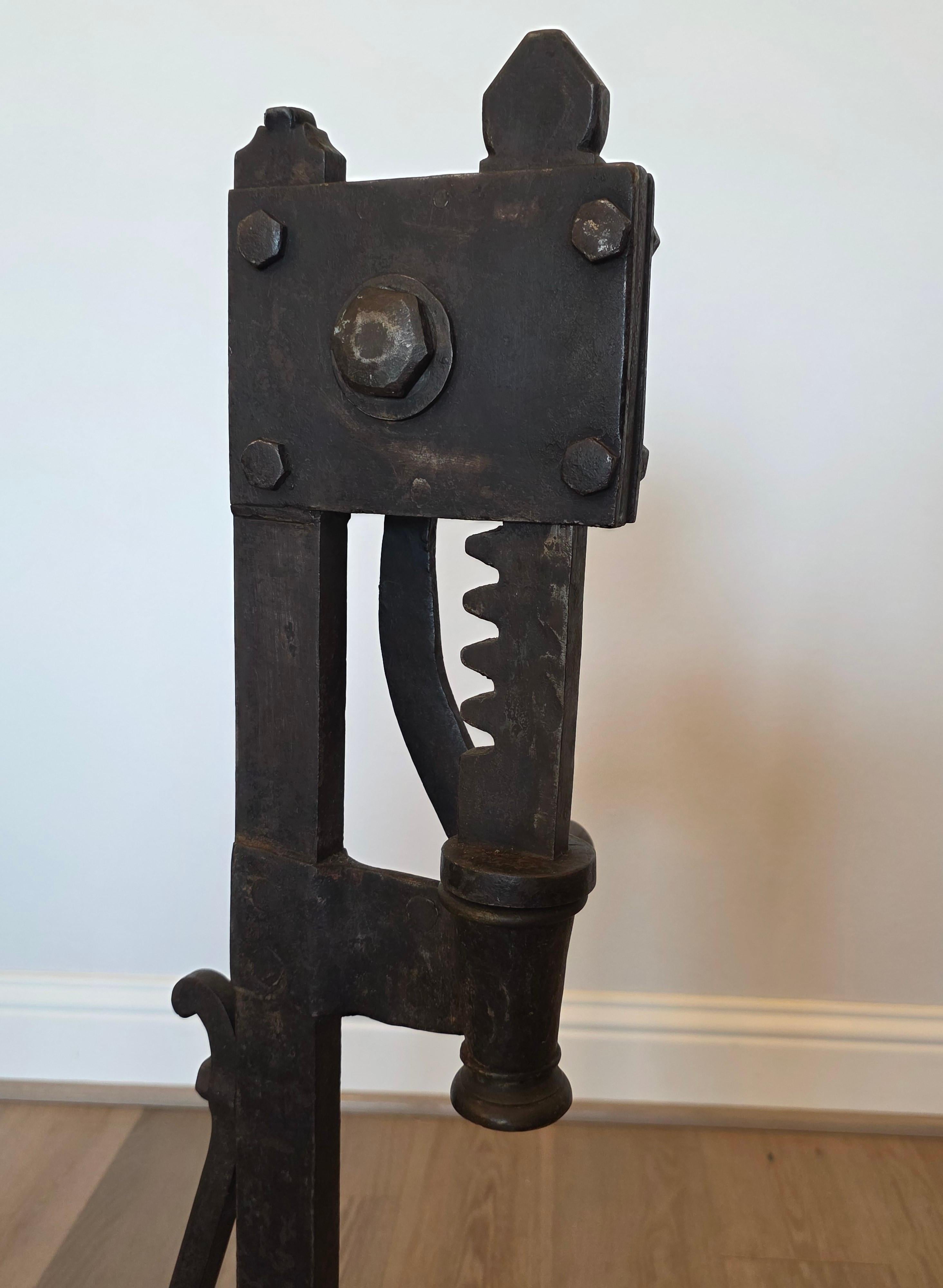 Presse à bouchon en fer pour bouteille de vin en fer italien antique en vente 1