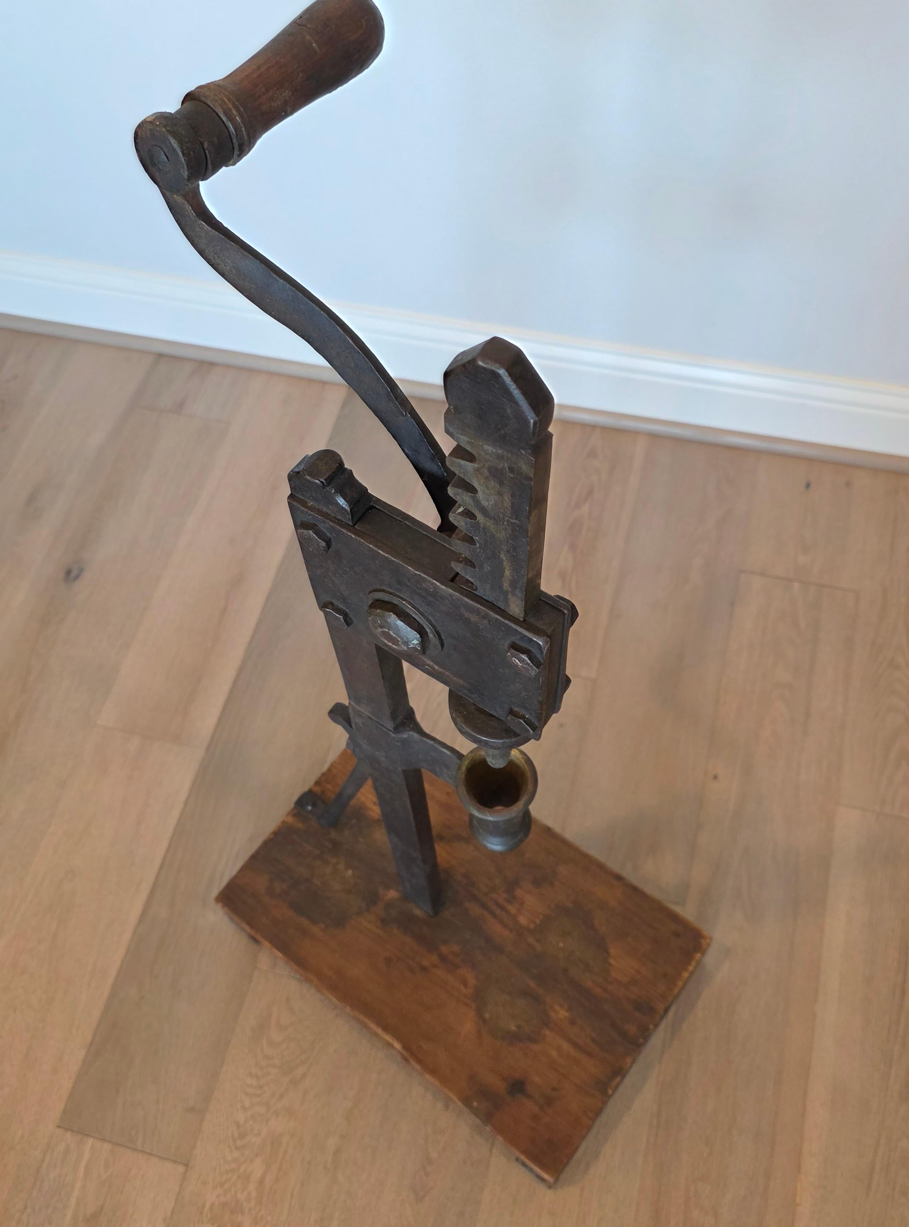 Presse à bouchon en fer pour bouteille de vin en fer italien antique en vente 2