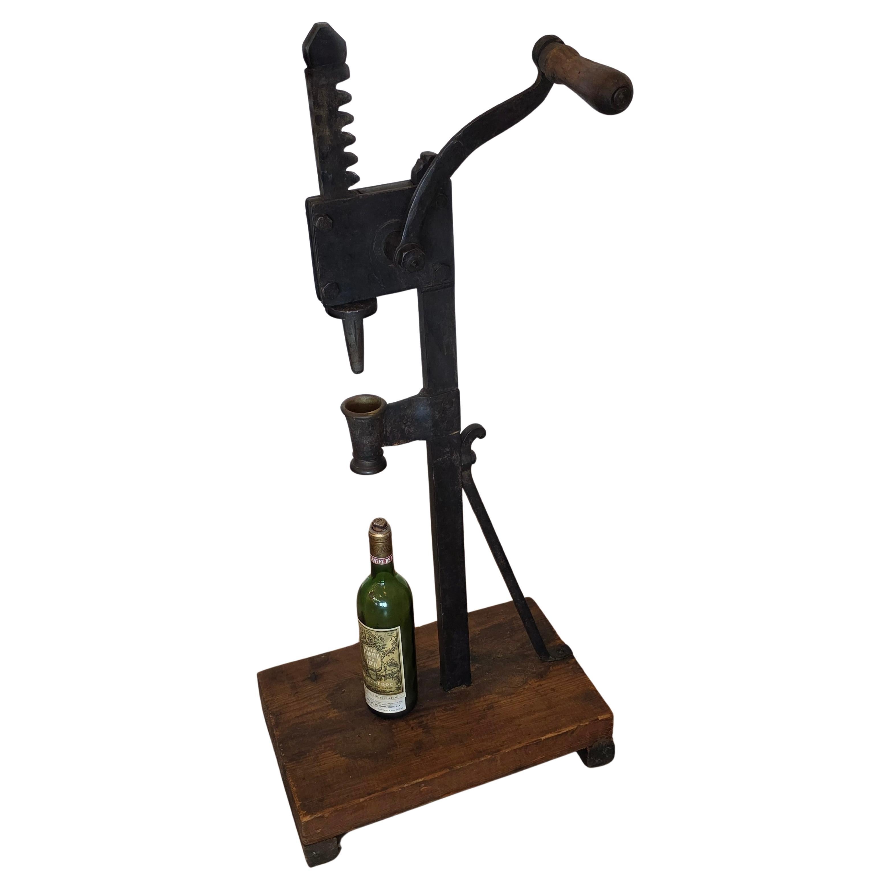 Presse à bouchon en fer pour bouteille de vin en fer italien antique en vente