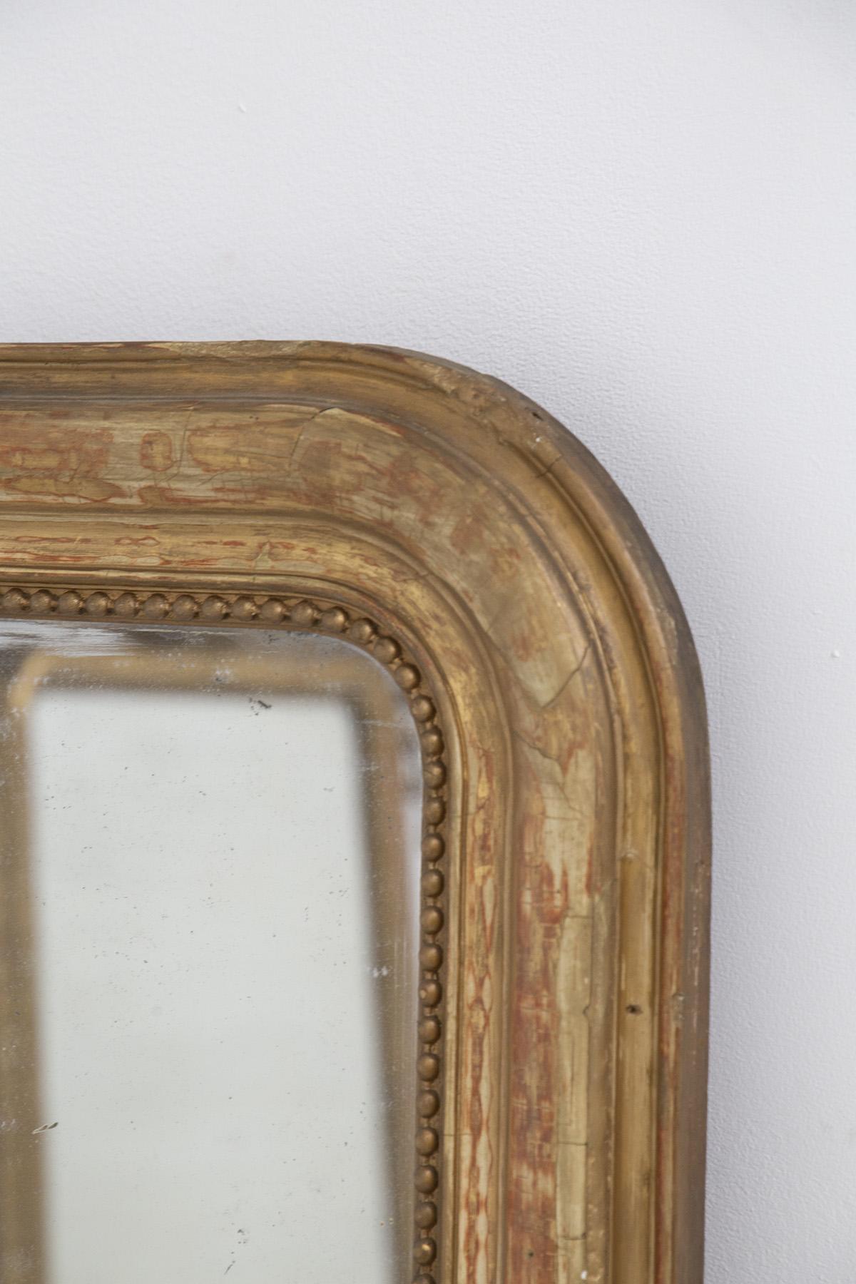Splendid gilt wood wall mirror dating from the late 19th century, of fine Italian manufacture.
The mirror is made entirely of gilt wood, rectangular in shape with beveled corners at the sides. The frame is very beautiful and frames the actual