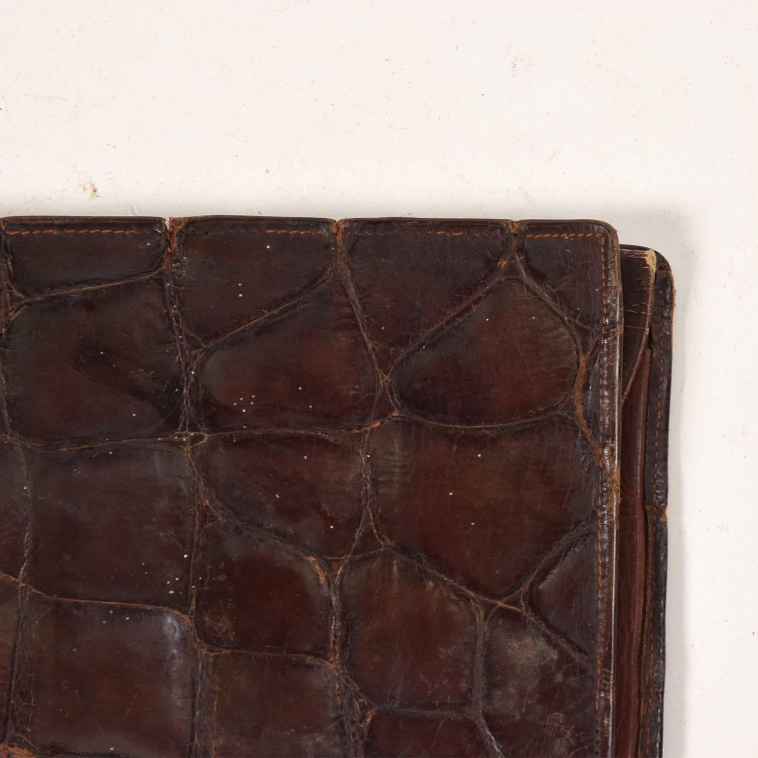 For your consideration, a vintage Italian wallet made of Crocodile leather.
Italy, circa 1950s.
Dimensions: 5 1/4
