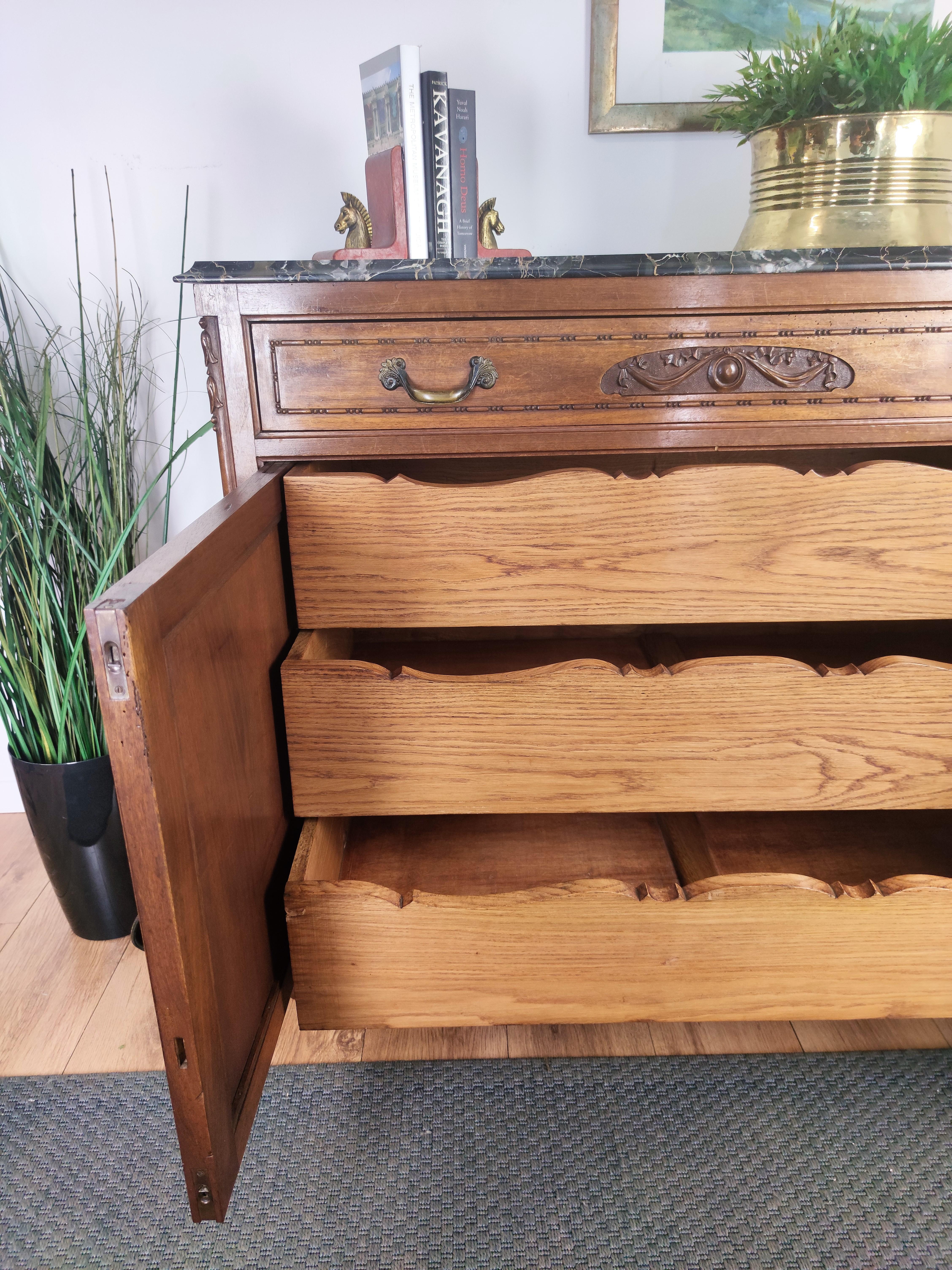 Antique Italian Walnut, Brass and Marble Top Chest of Drawers Commode Credenza In Good Condition For Sale In Carimate, Como