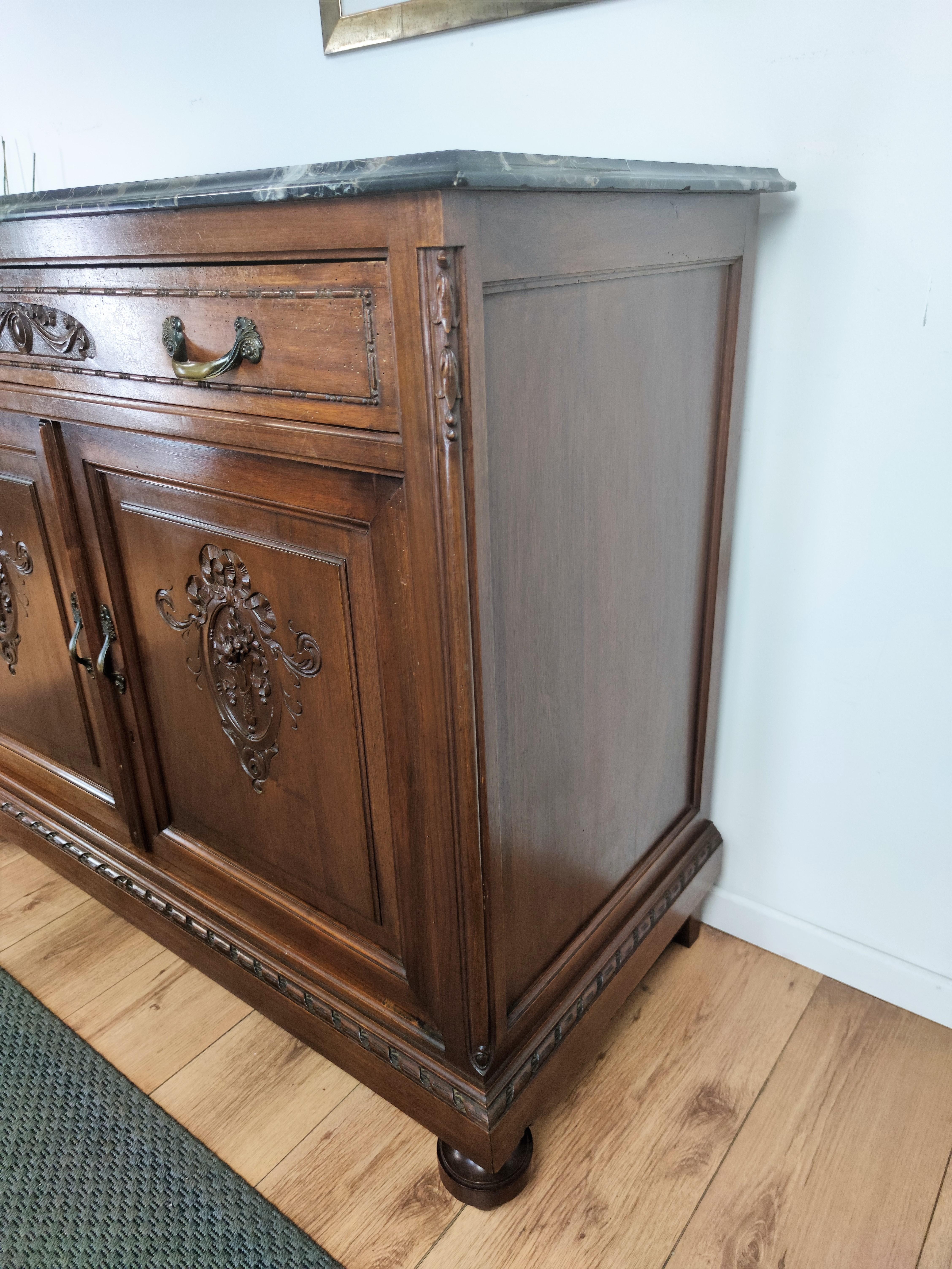 Antica cassettiera italiana in noce, ottone e marmo Credenza Commode in vendita 1